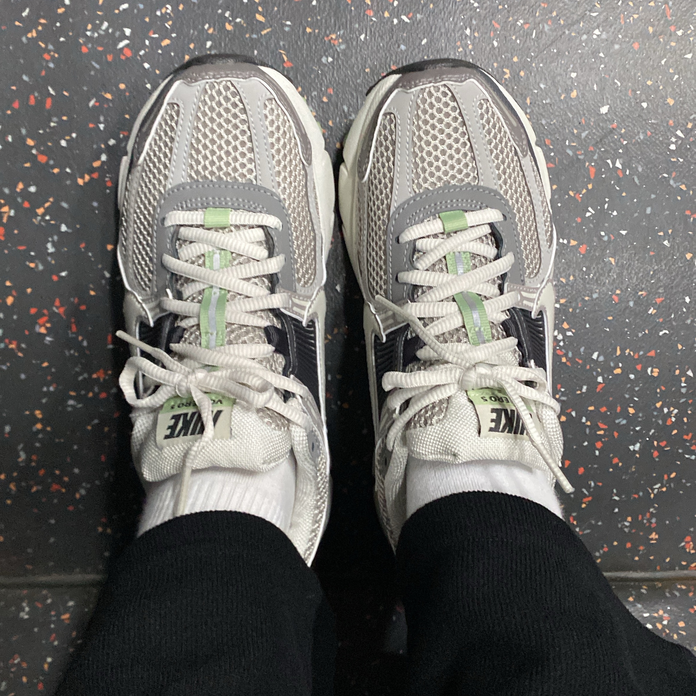 (W) Nike Zoom Vomero 5 Cobblestone and Flat Pewter 착용 스타일