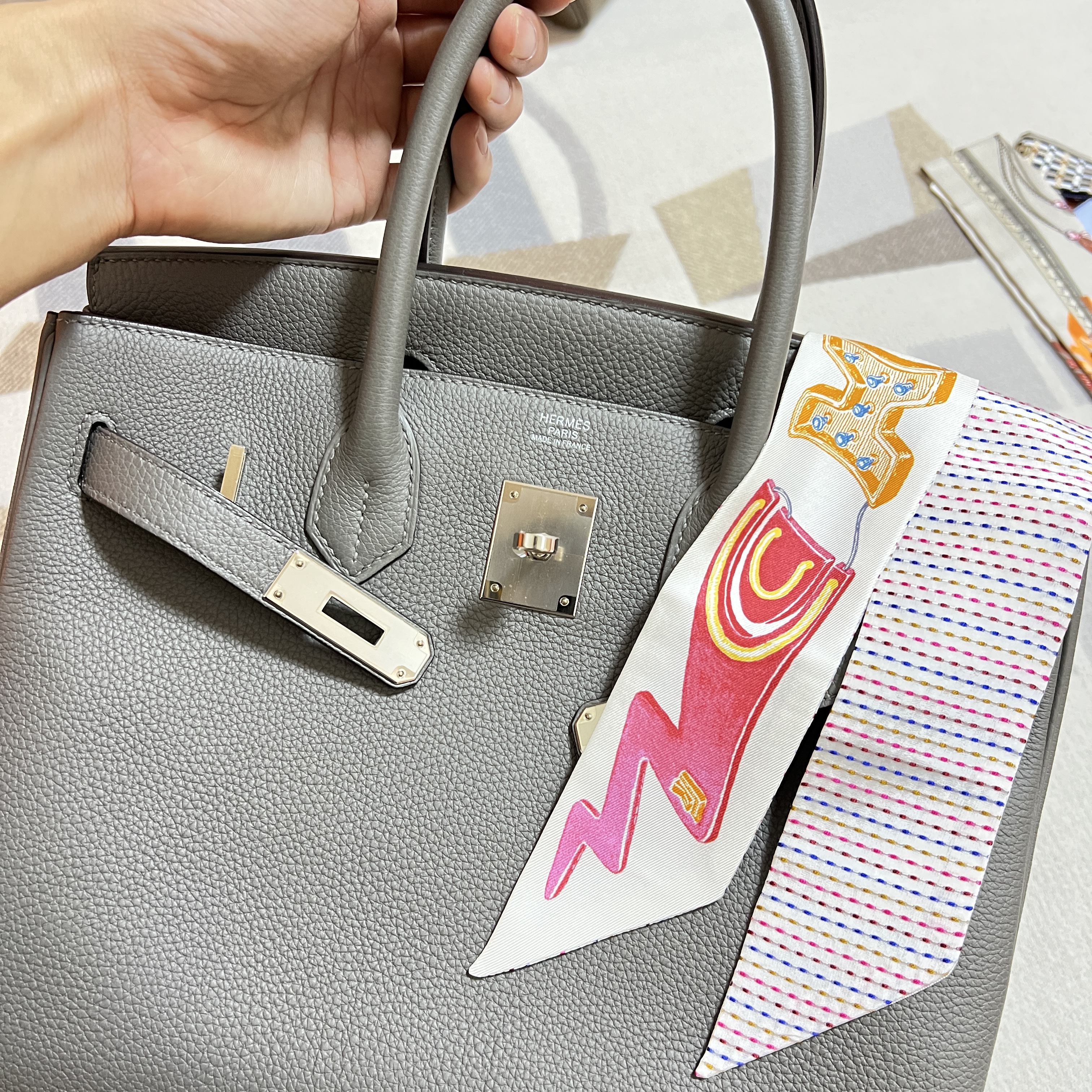(W) Hermes Chevaloscope Pointille Twilly Blanc Rose Vert 착용 스타일 - 3
