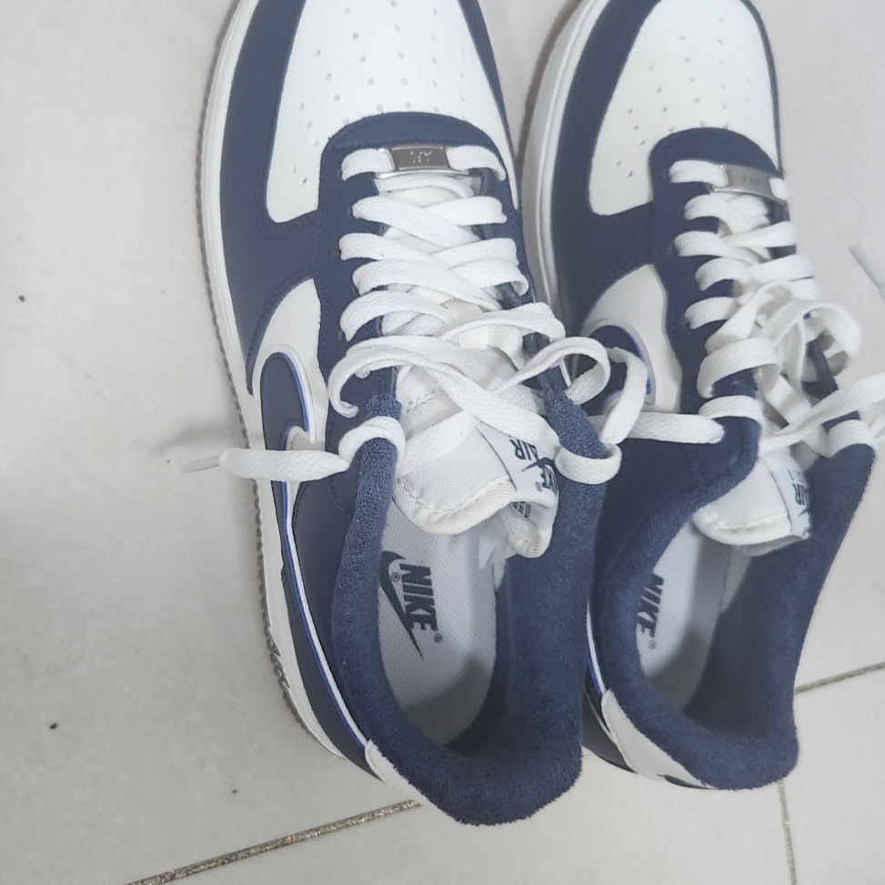 Nike Air Force 1 '07 LV8 Midnight Navy 착용 스타일