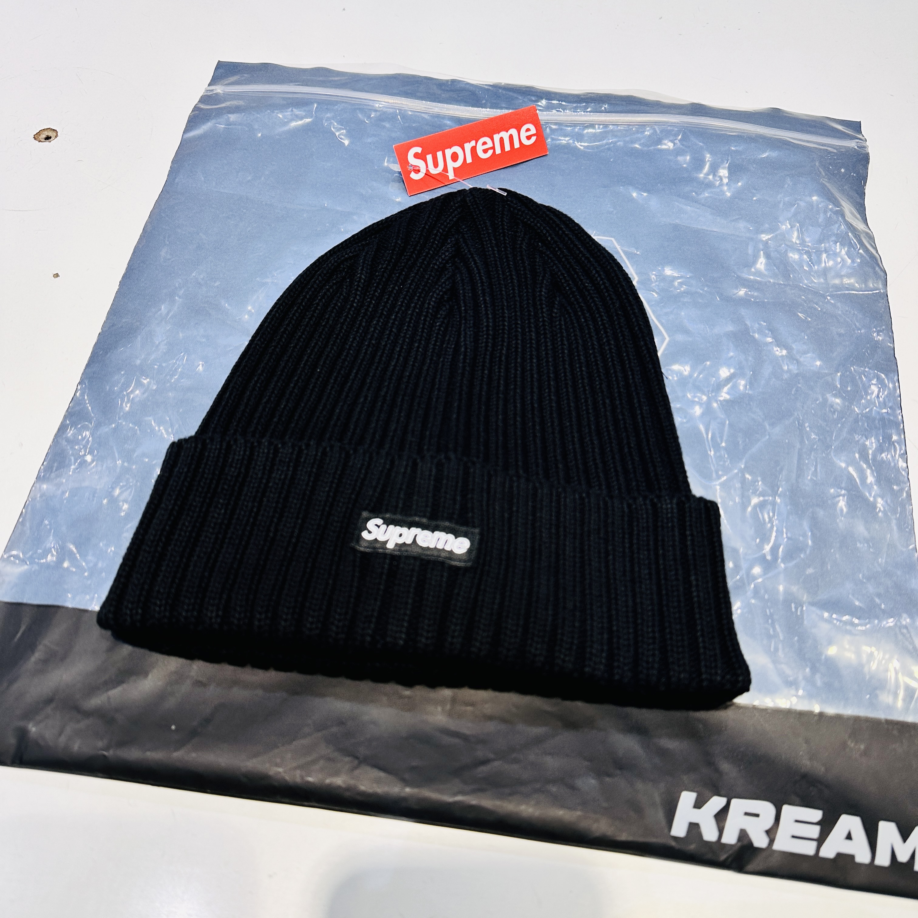 Supreme Overdyed Beanie Black 착용 스타일 - 2
