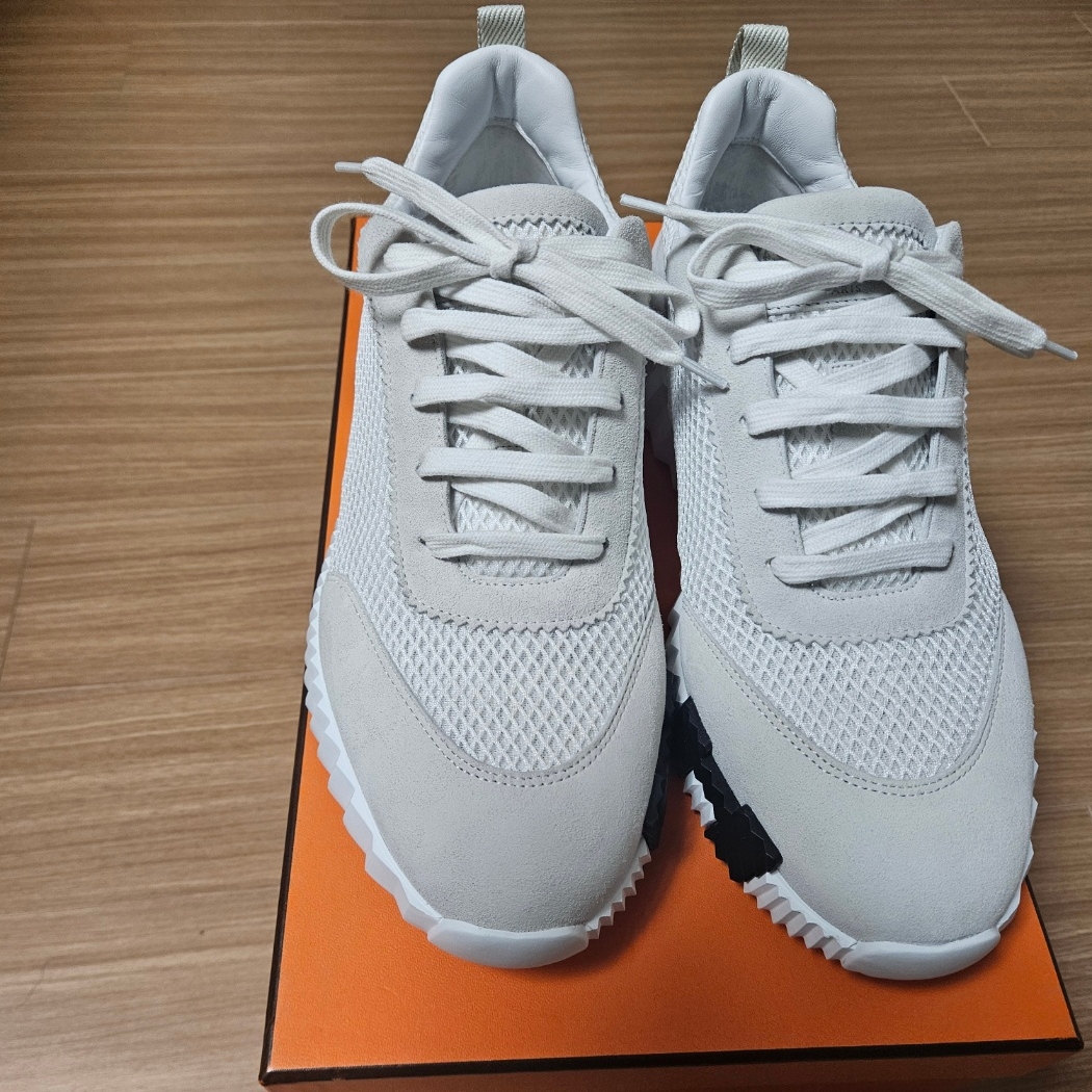 Hermes Bouncing Sneakers Graphic Mesh Suede Goatskin & Blanc 착용 스타일 - 2