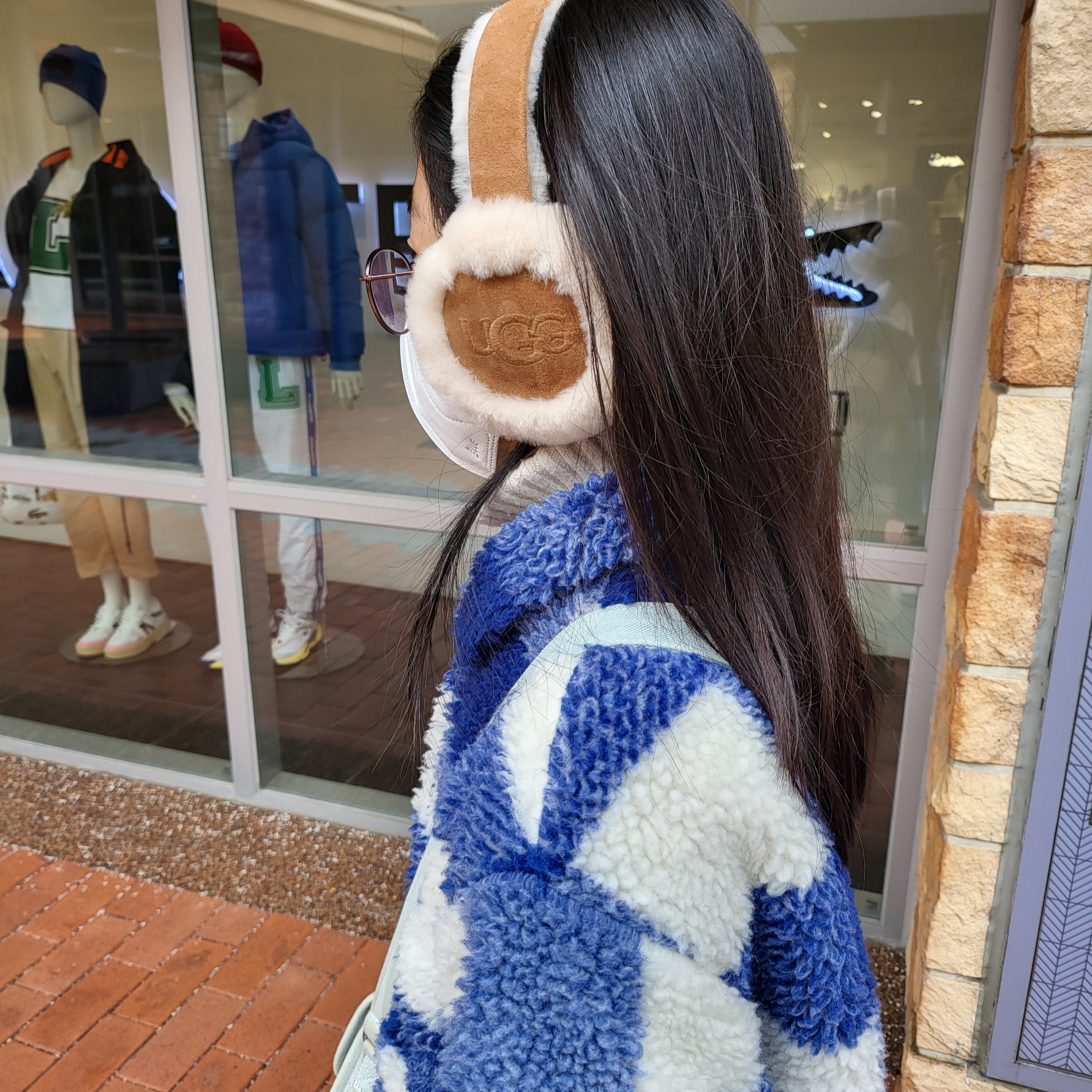 (W) UGG Embroidered Logo Earmuff Chestnut 착용 스타일