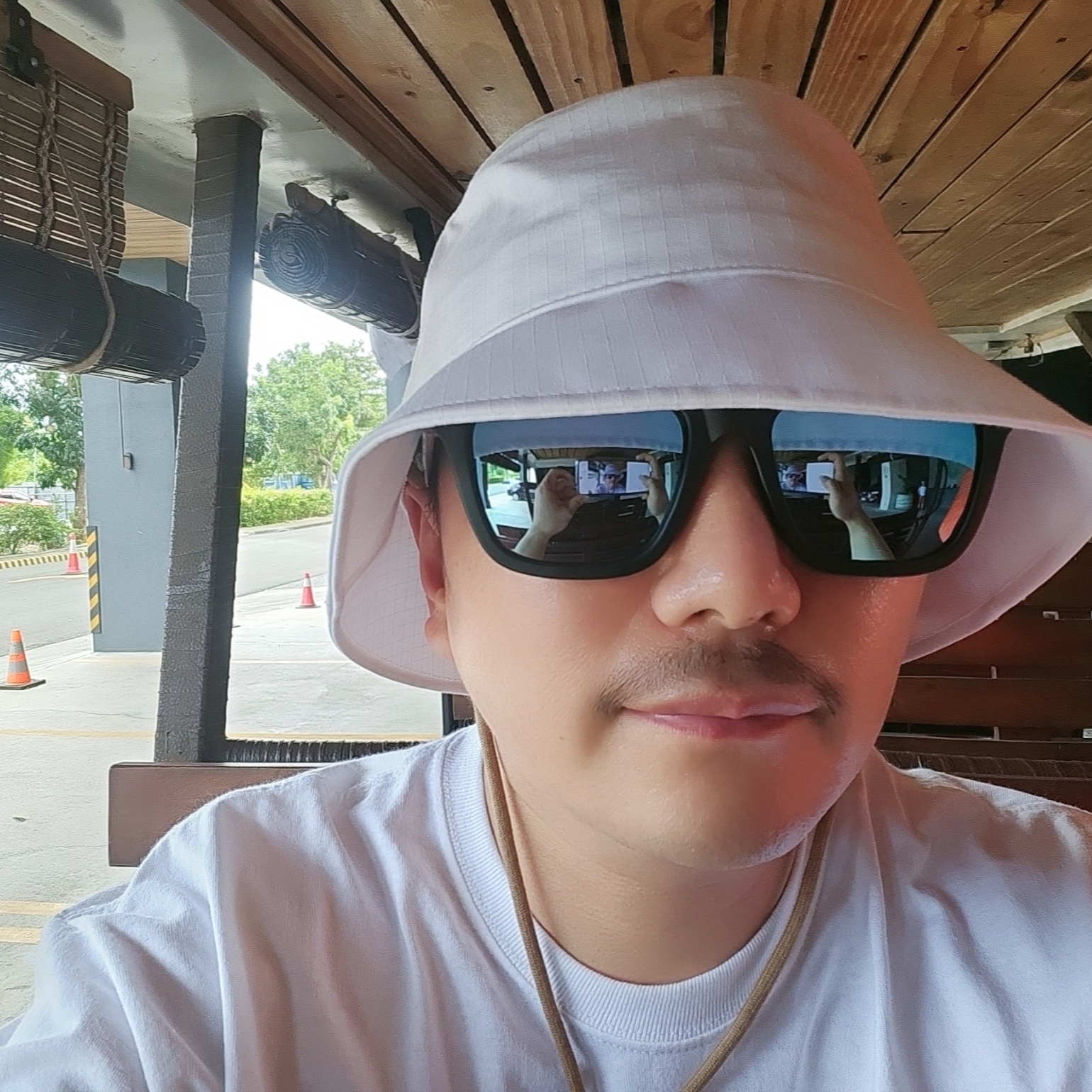 Stussy Plush T-Shirt White, Nike x Jacquemus Bucket Hat White 착용 스타일 - 3