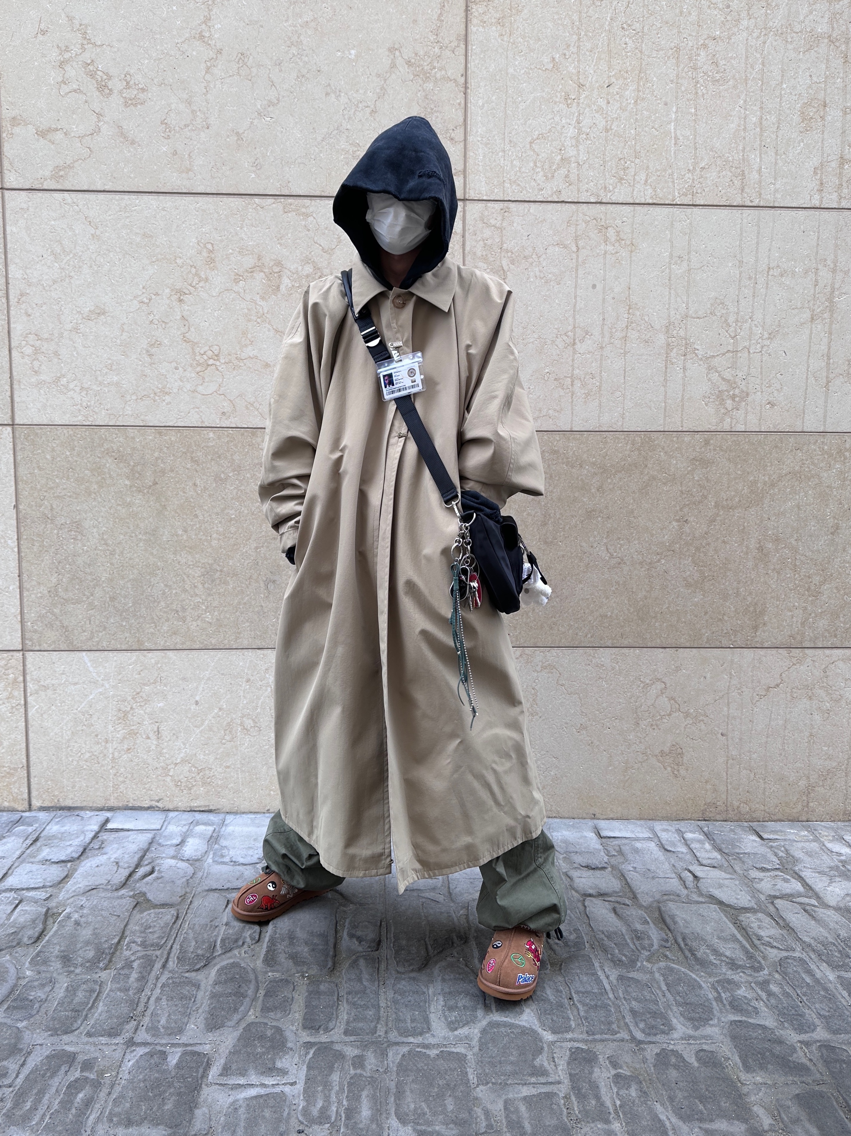 STU Hook Dolman Coat Beige with Name Tag, UGG x Palace Tasman Slipper Chestnut 착용 스타일 - 3