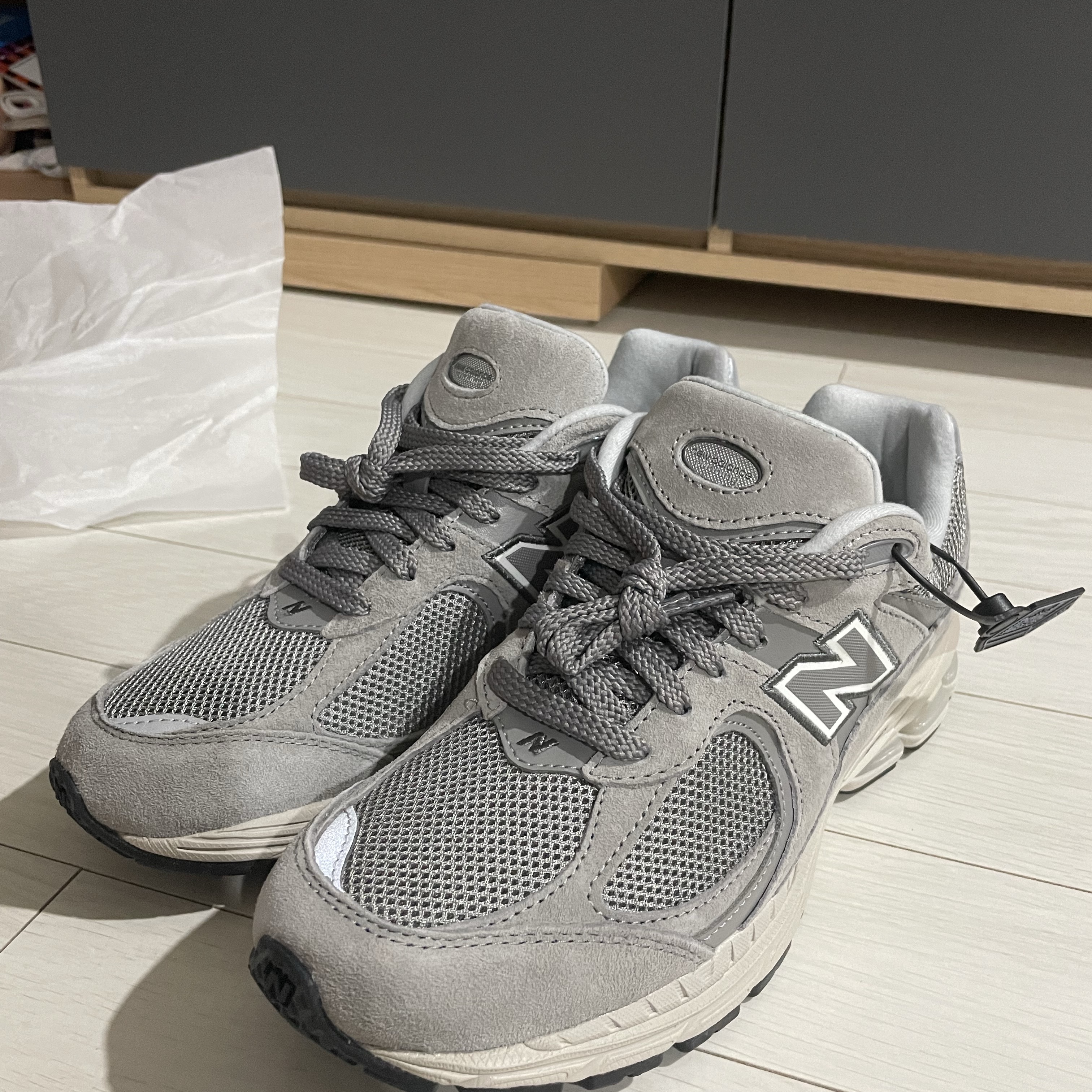 New Balance 2002R Grey 착용 스타일 - 1