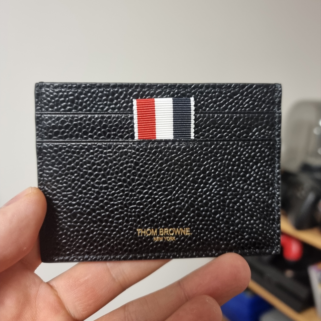 Thom Browne Pebble Grain Leather Stripe Single Card Holder Black 착용 스타일 - 1