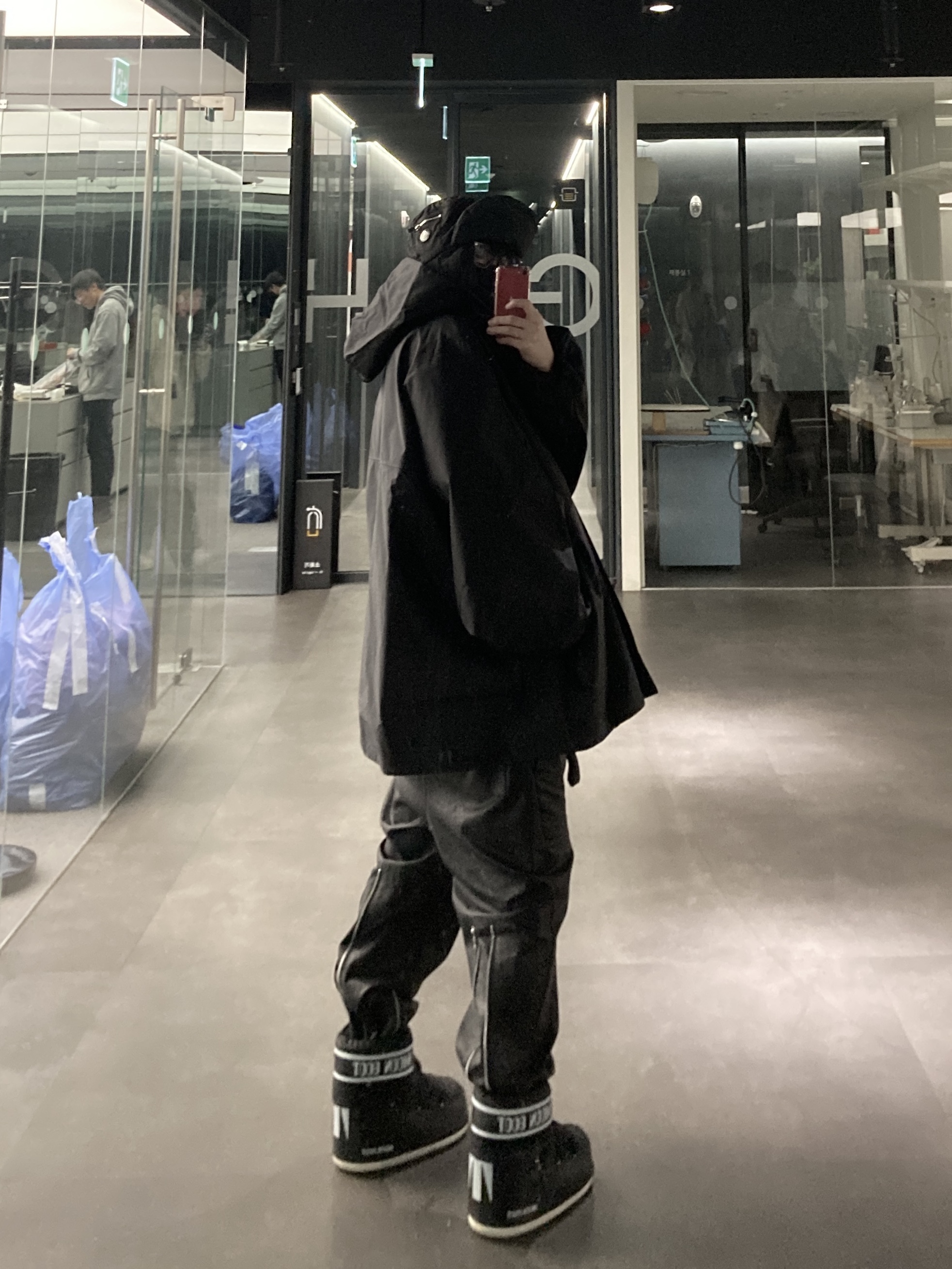 (W) 문부츠 아이콘 로우 나일론 부츠 블랙, 이지 갭 엔지니어드 바이 발렌시아가 티컷 파카 블랙 착용 스타일 - 4