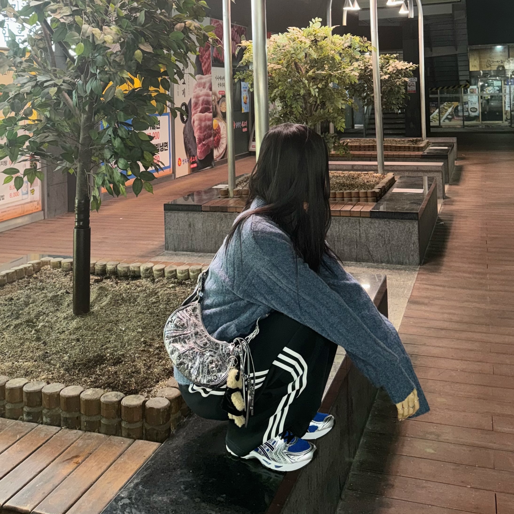 Balenciaga Le Cagole XS Shoulder Bag Metallized Silver, Asics Gel-Kayano 14 Monaco Blue Black 착용 스타일 - 2