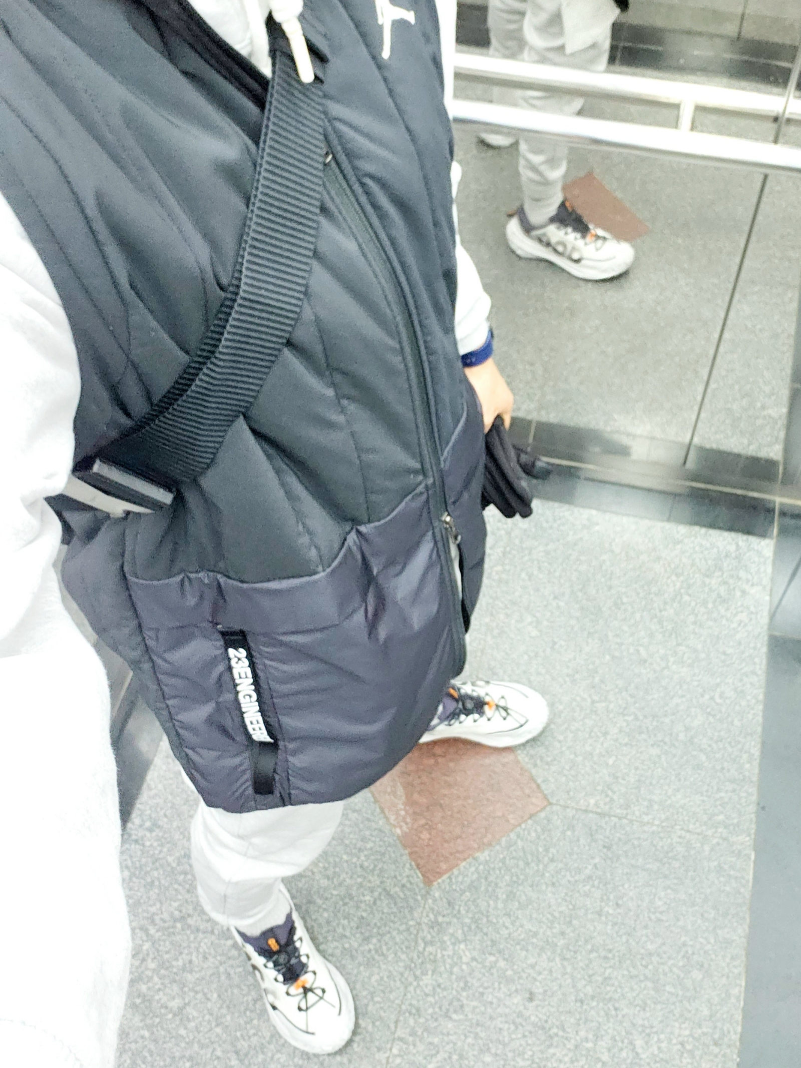 Nike ACG Mountain Fly 2 Low Summit White and Bright Mandarin 착용 스타일 - 1
