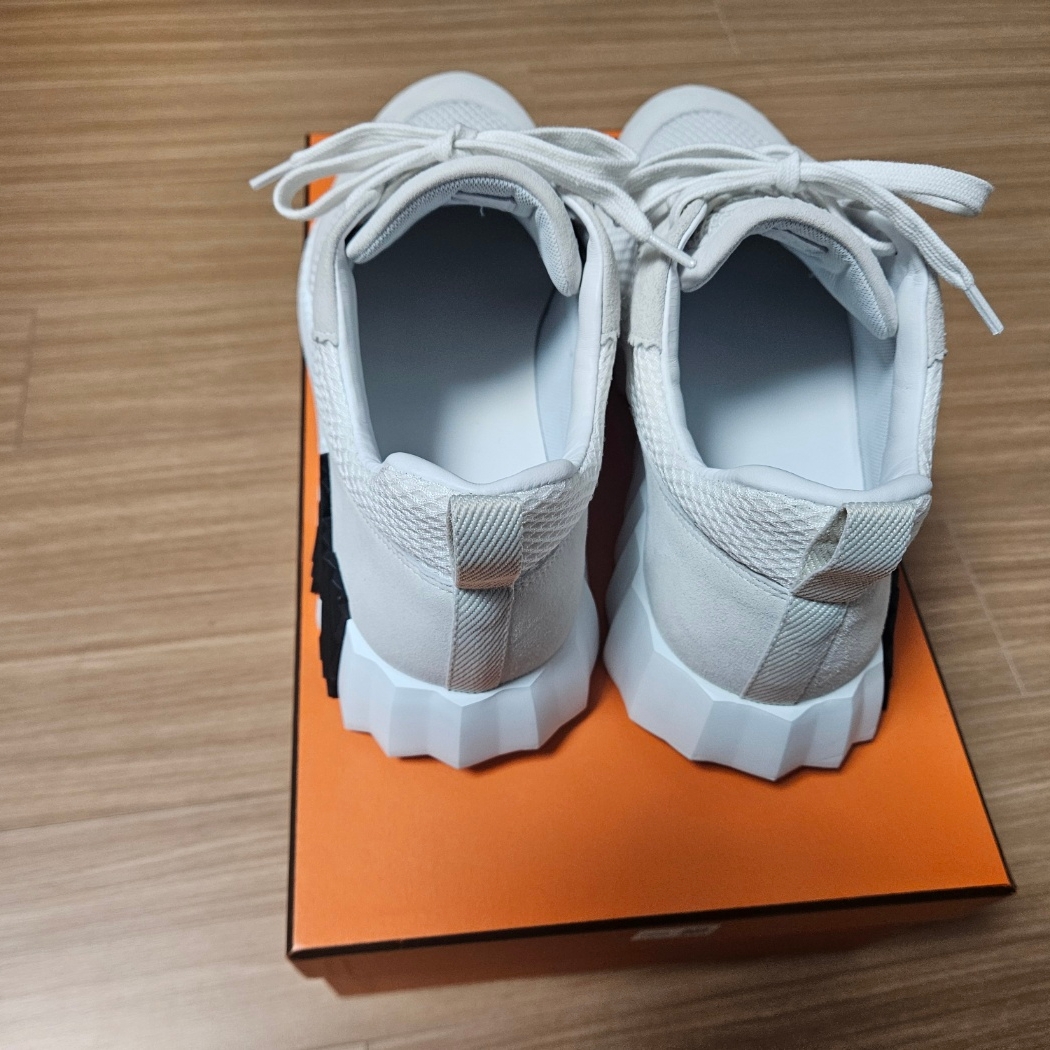 Hermes Bouncing Sneakers Graphic Mesh Suede Goatskin & Blanc 착용 스타일 - 1