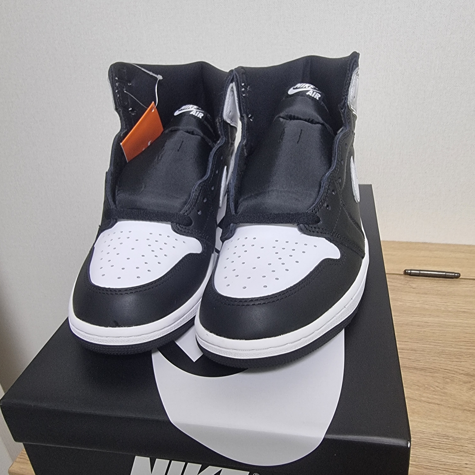 Jordan 1 Retro High OG Black White 착용 스타일 - 3