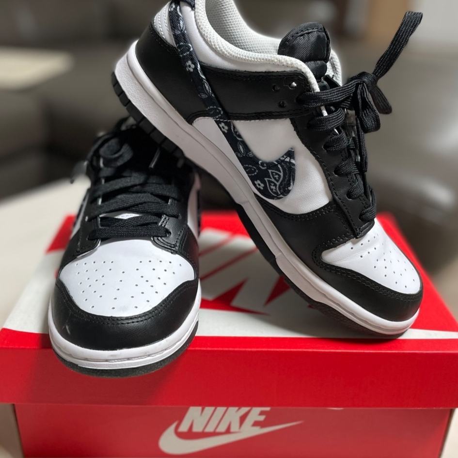 (W) Nike Dunk Low Essential Black Paisley 착용 스타일 - 2