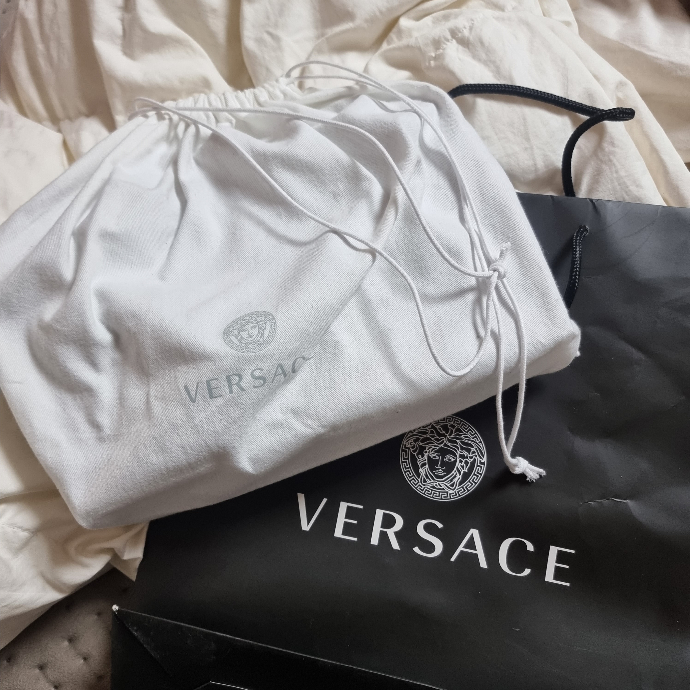 Versace Medusa Stud Leather Pouch Black 착용 스타일 - 2