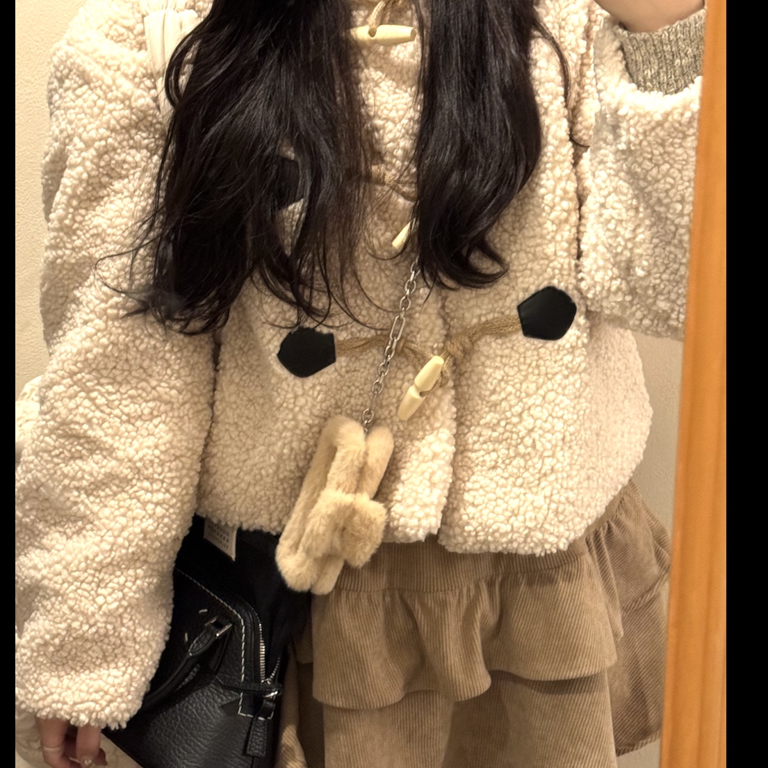 메종 마르지엘라 5AC 마이크로백 블랙, 코스 퀼티드 오버사이즈 숄더백 오프 화이트 라이트 베이지 착용 스타일 - 2