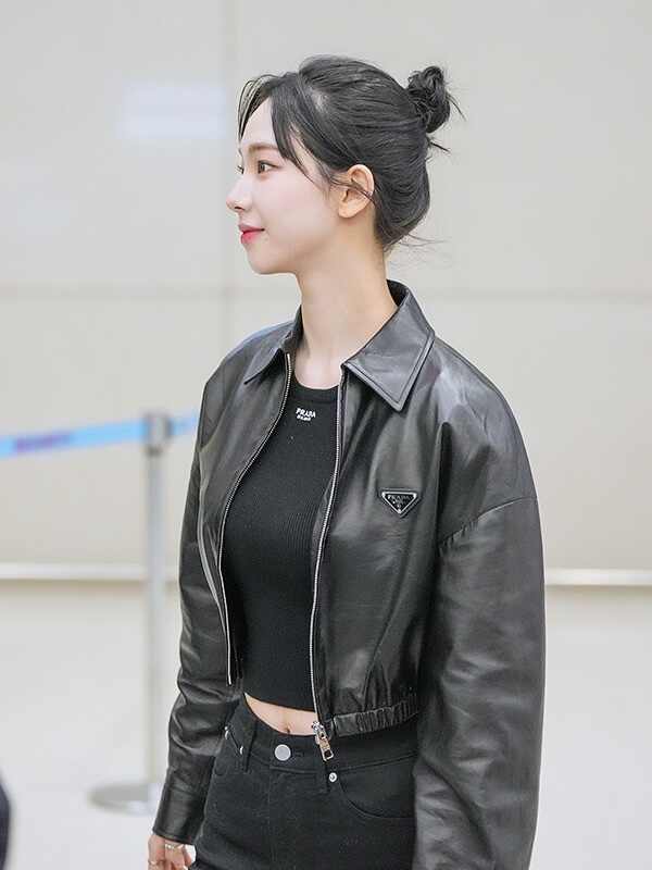(W) Prada Leather Jacket Black 착용 스타일