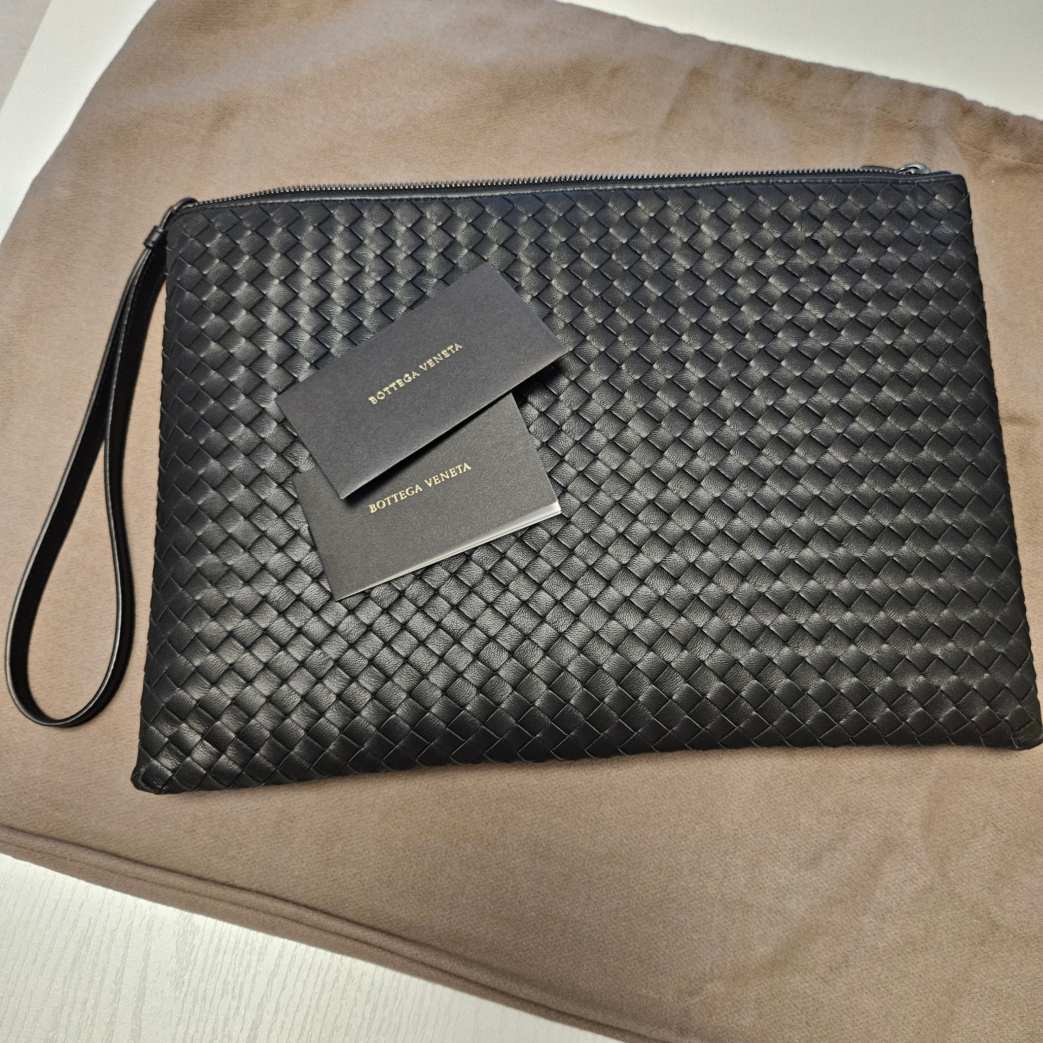 Bottega Veneta Intrecciato Strap Clutch Black 착용 스타일