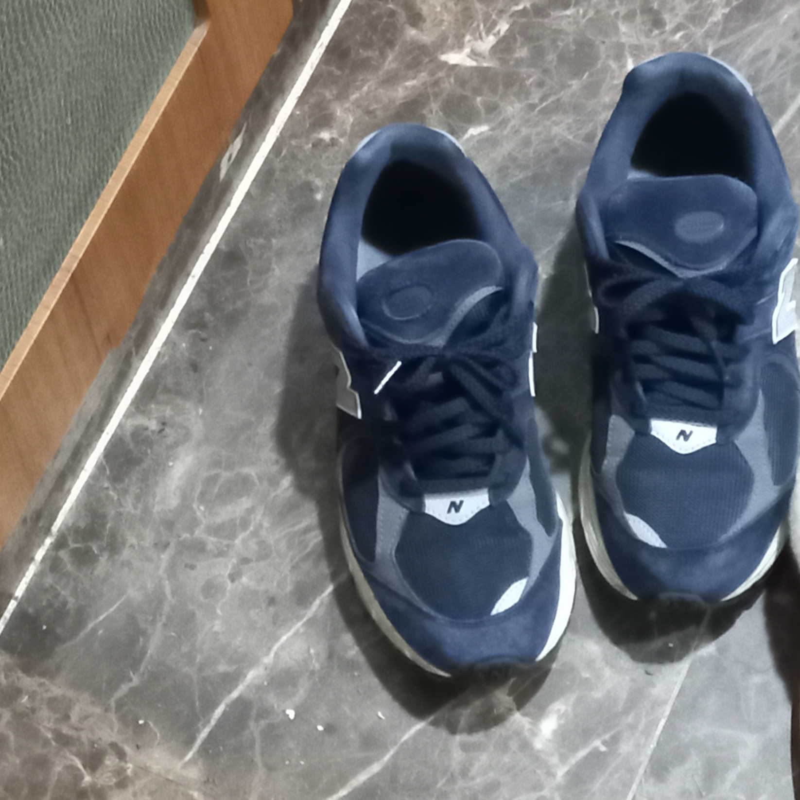 New Balance 2002R Premium Vintage Navy Grey 착용 스타일