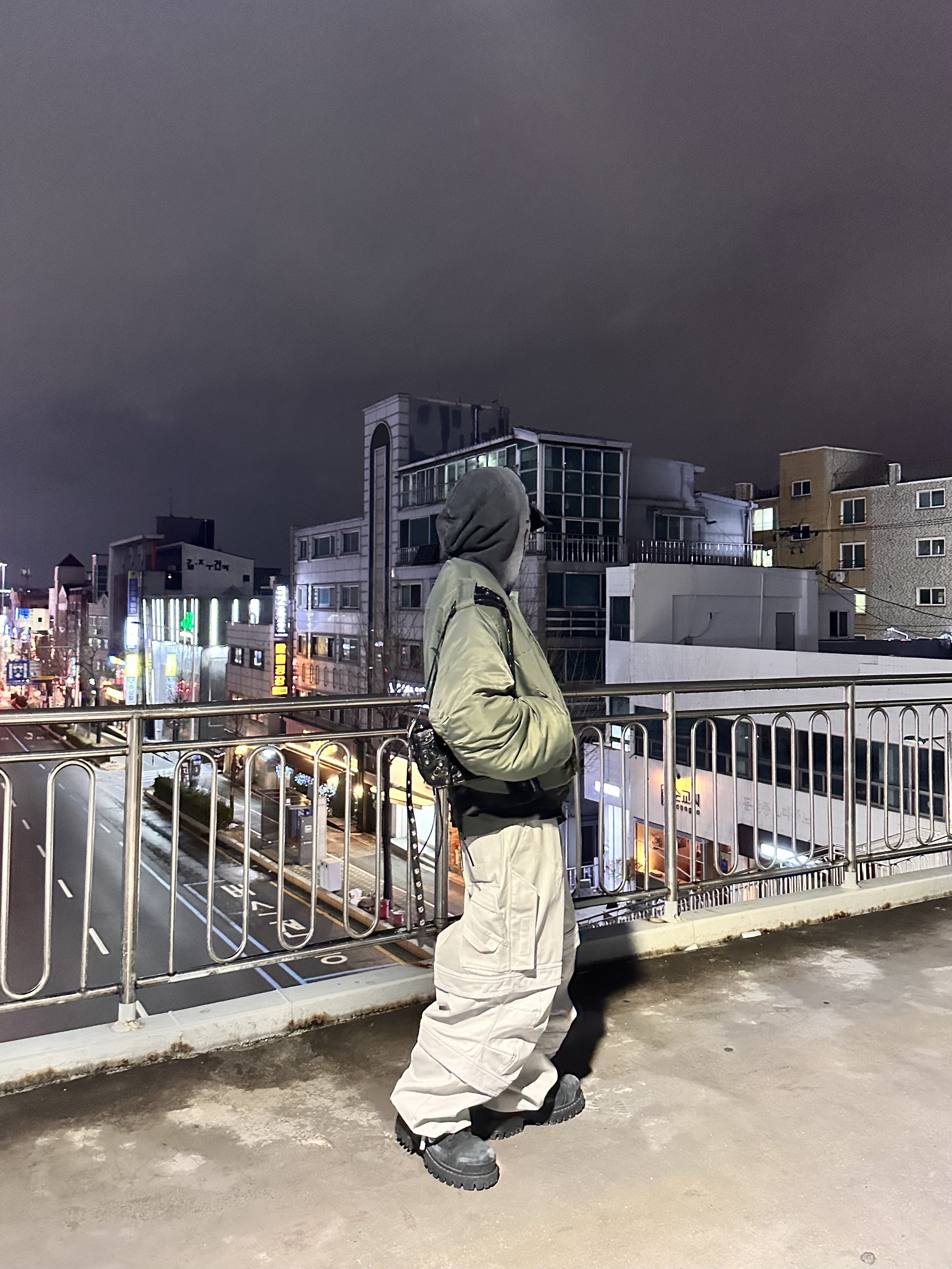 Farfromwhat Far Layered Work Pants White, Balenciaga Arena Lambskin Aged Silver Hardware Le Cagole XS Flap Bag Black 착용 스타일 - 2