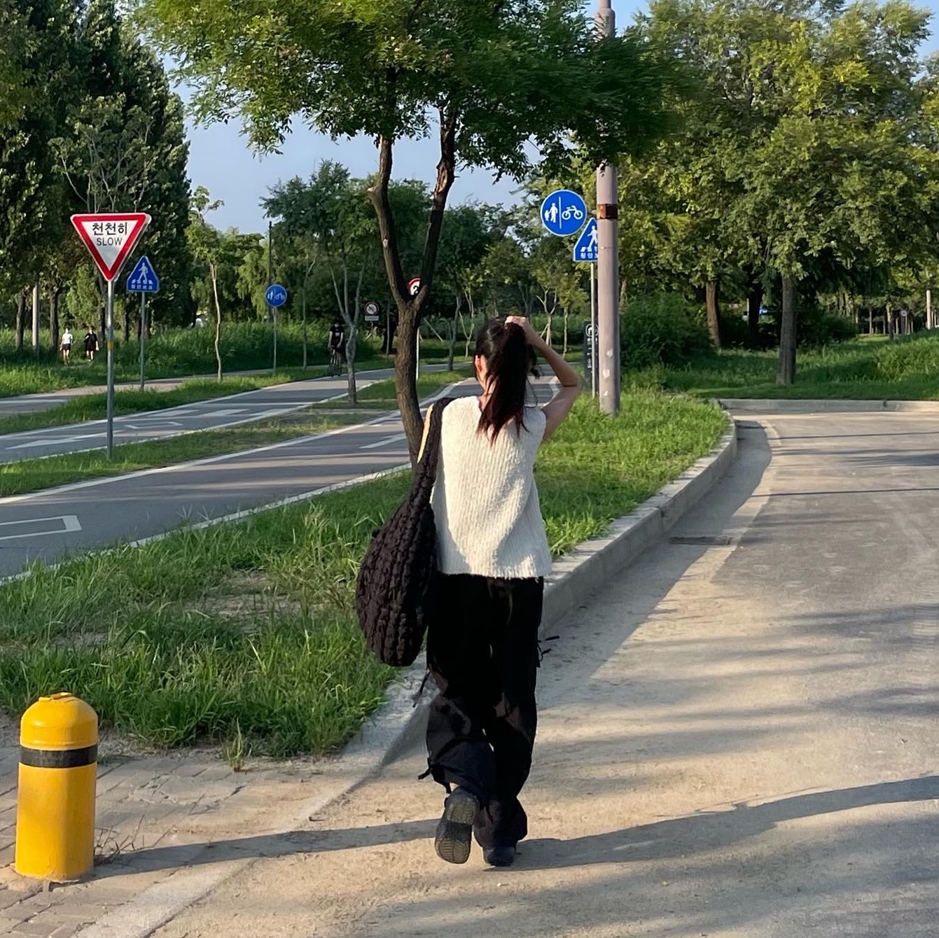 COS Quilted Oversized Shoulder Bag Black 착용 스타일 - 2