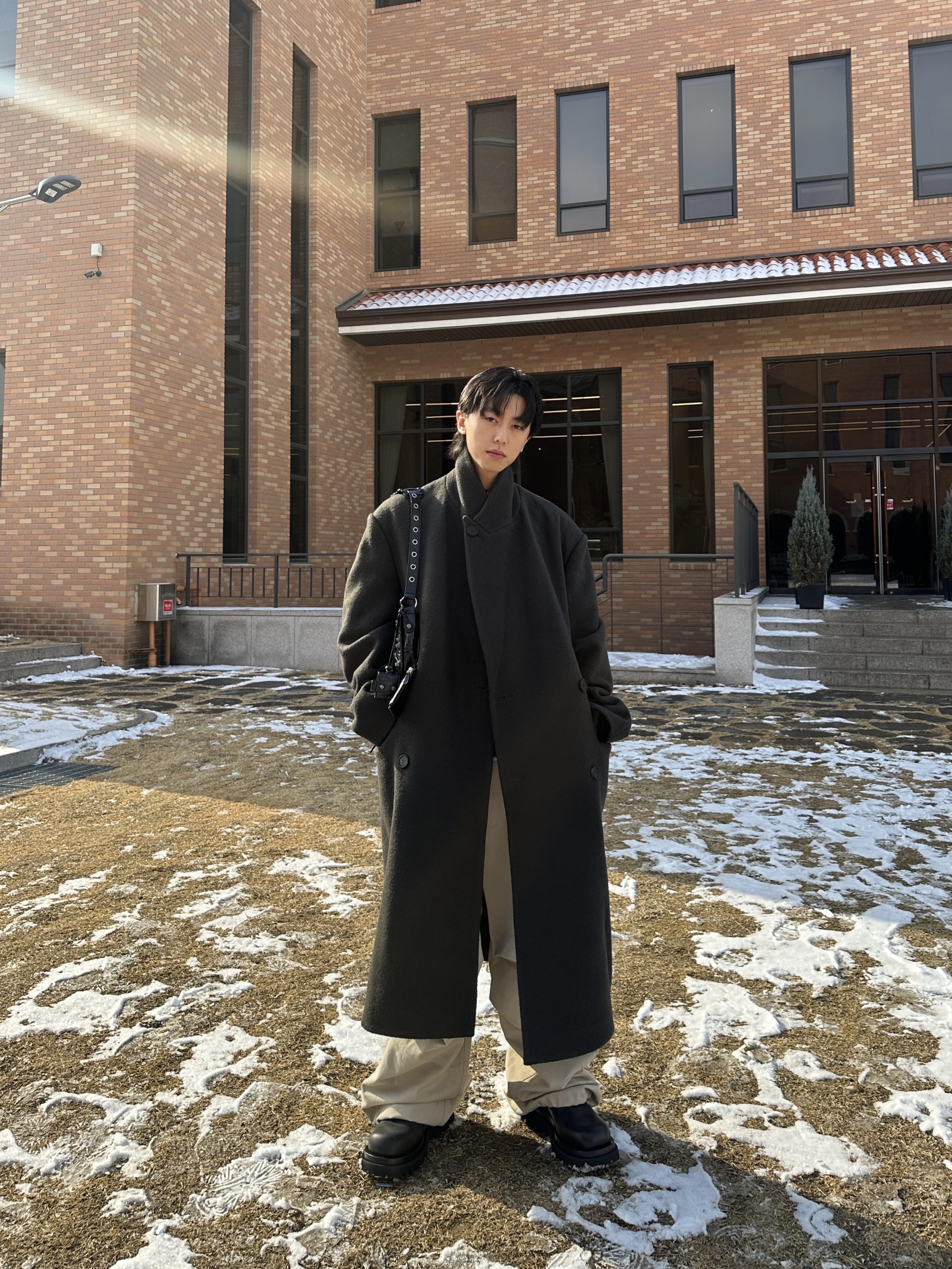 Balenciaga Arena Lambskin Aged Silver Hardware Le Cagole XS Flap Bag Black, Bottega Veneta Lug Lace Up Ankle Boot Black 착용 스타일 - 1