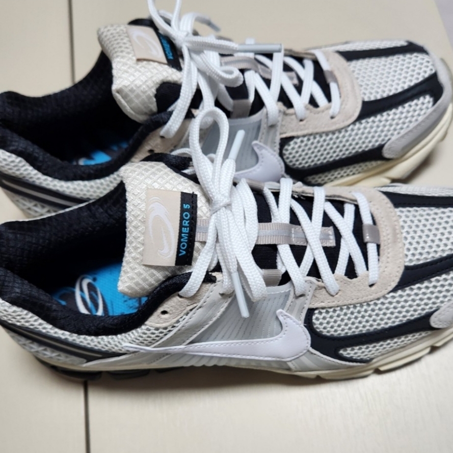 Nike Zoom Vomero 5 Light Bone and Black 착용 스타일