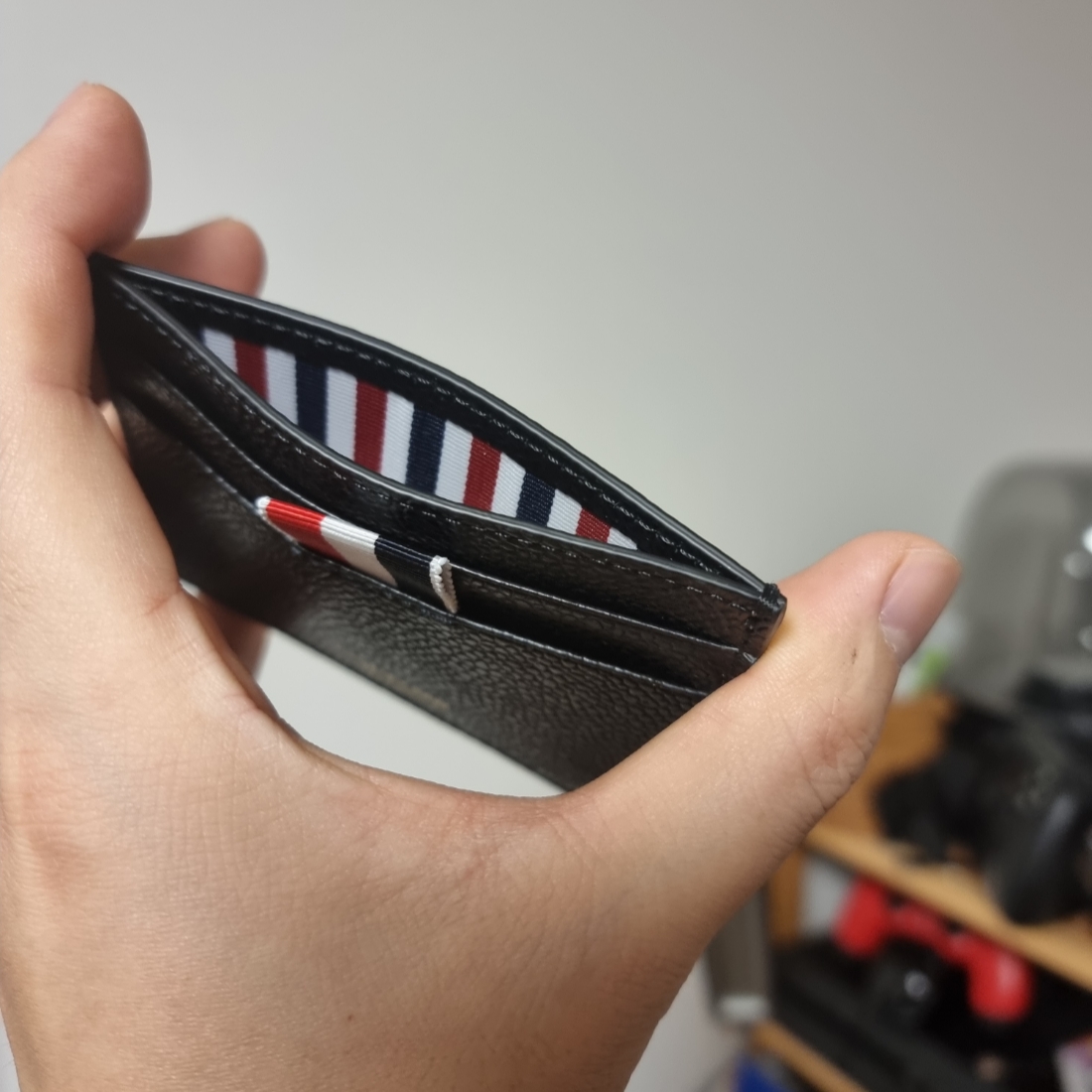 Thom Browne Pebble Grain Leather Stripe Single Card Holder Black 착용 스타일 - 2