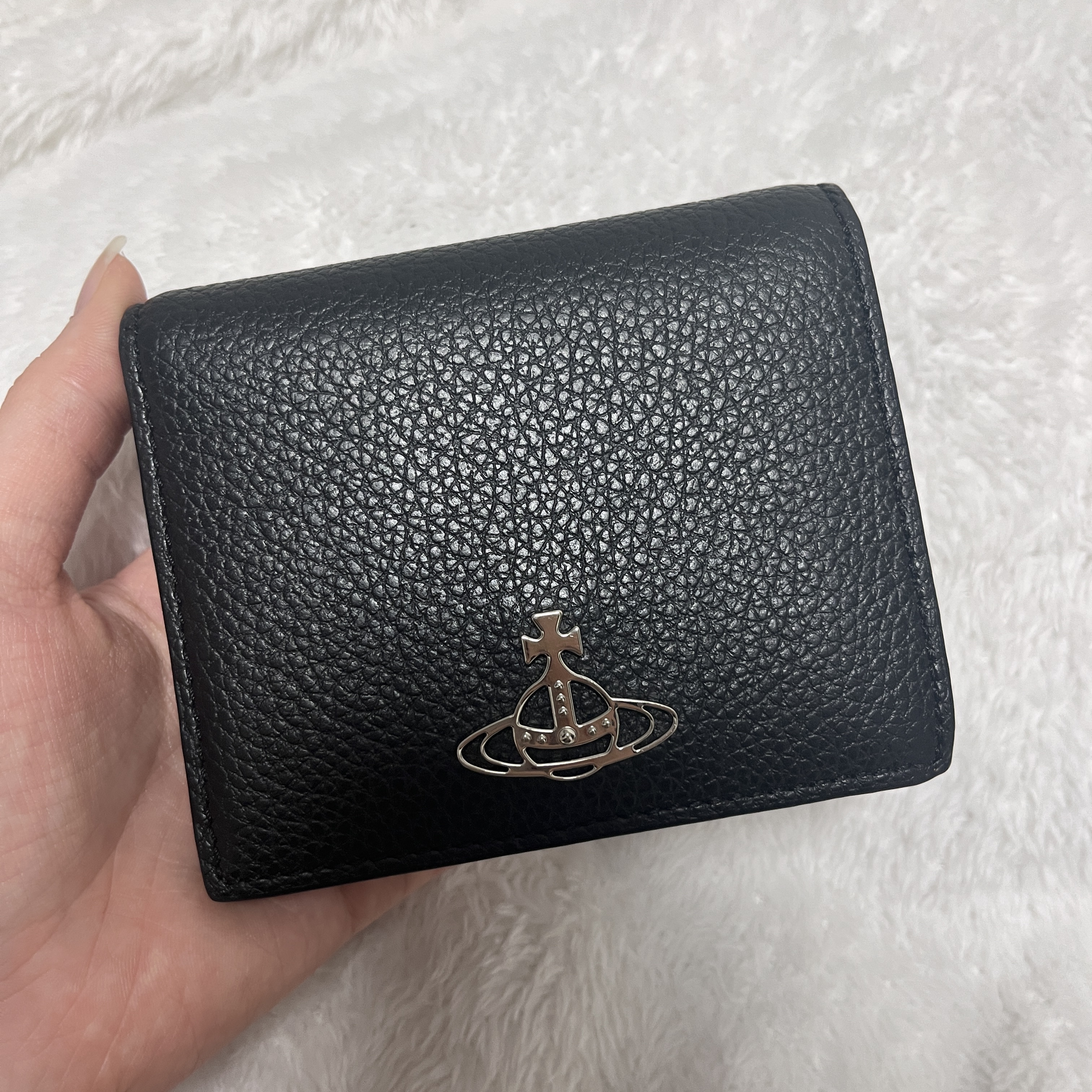 Vivienne Westwood Grain Leather Billfold Black 착용 스타일 - 1
