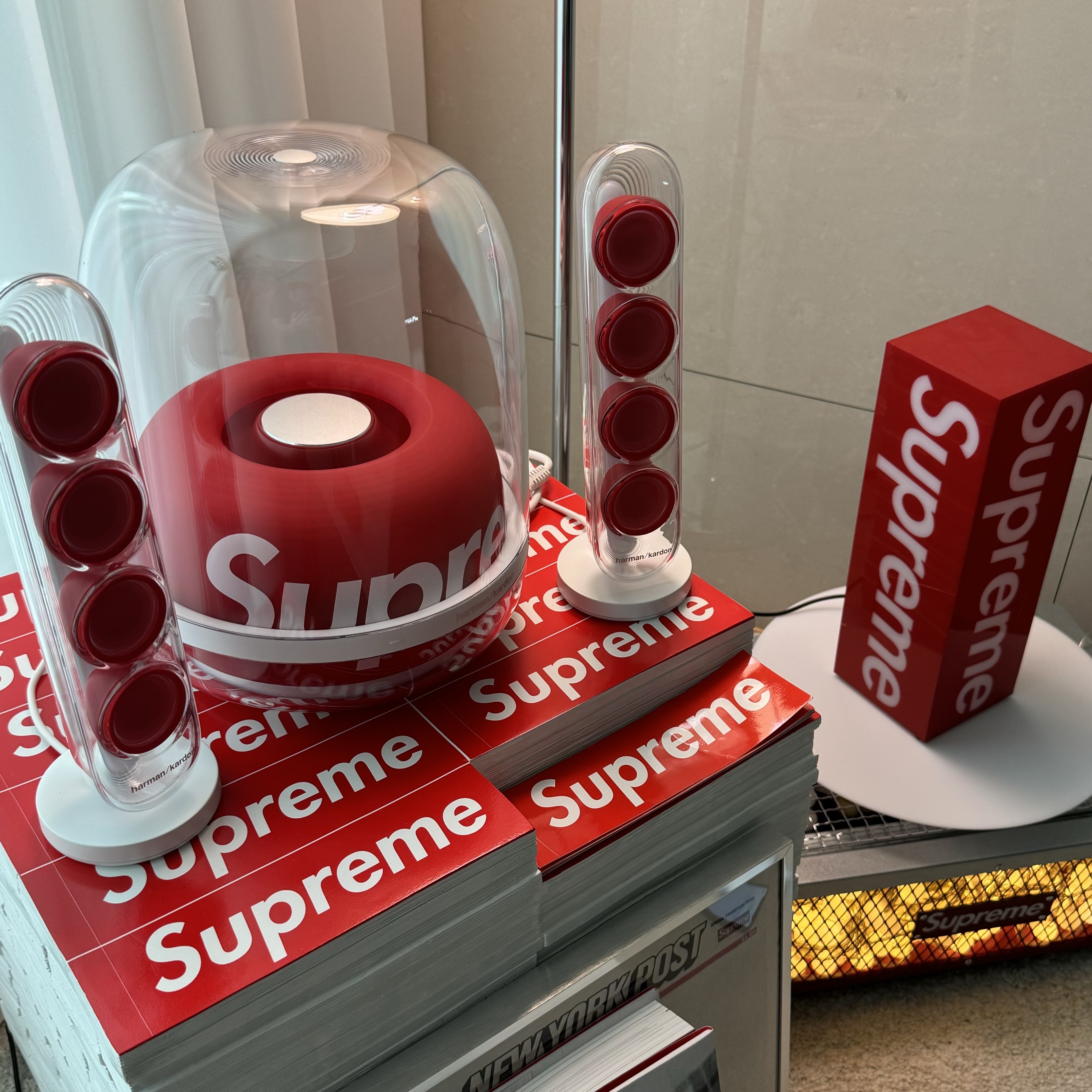 Supreme x Harman Kardon Soundsticks White (Korean Ver.) - 23FW, Supreme x Coleman Charcoal Grill Red - 23SS 착용 스타일 - 1