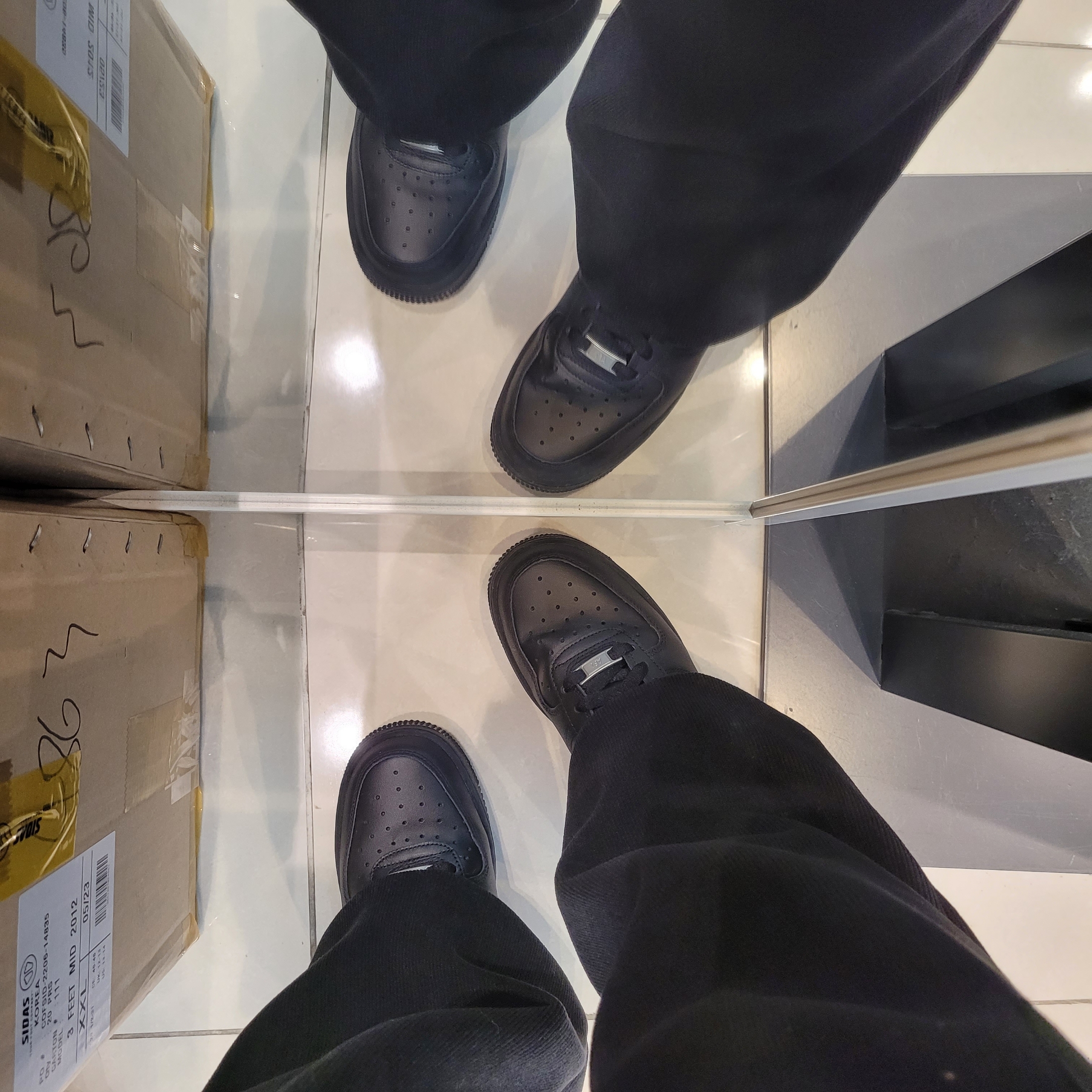 Nike Air Force 1 '07 Low Triple Black 착용 스타일 - 1