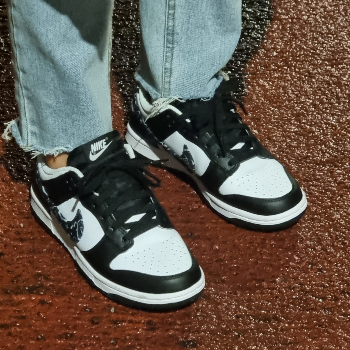 (W) Nike Dunk Low Essential Black Paisley 착용 스타일 - 1