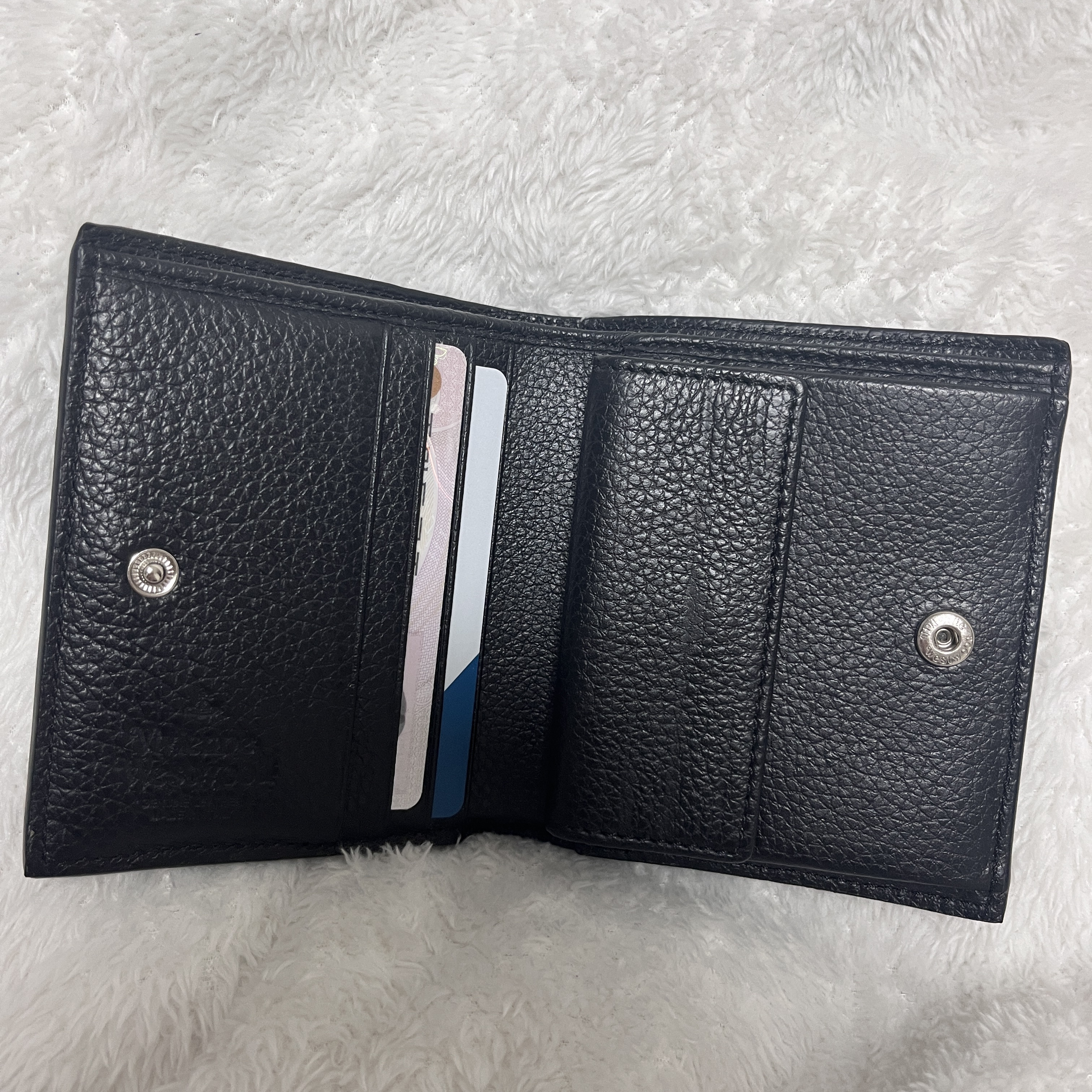 Vivienne Westwood Grain Leather Billfold Black 착용 스타일 - 2