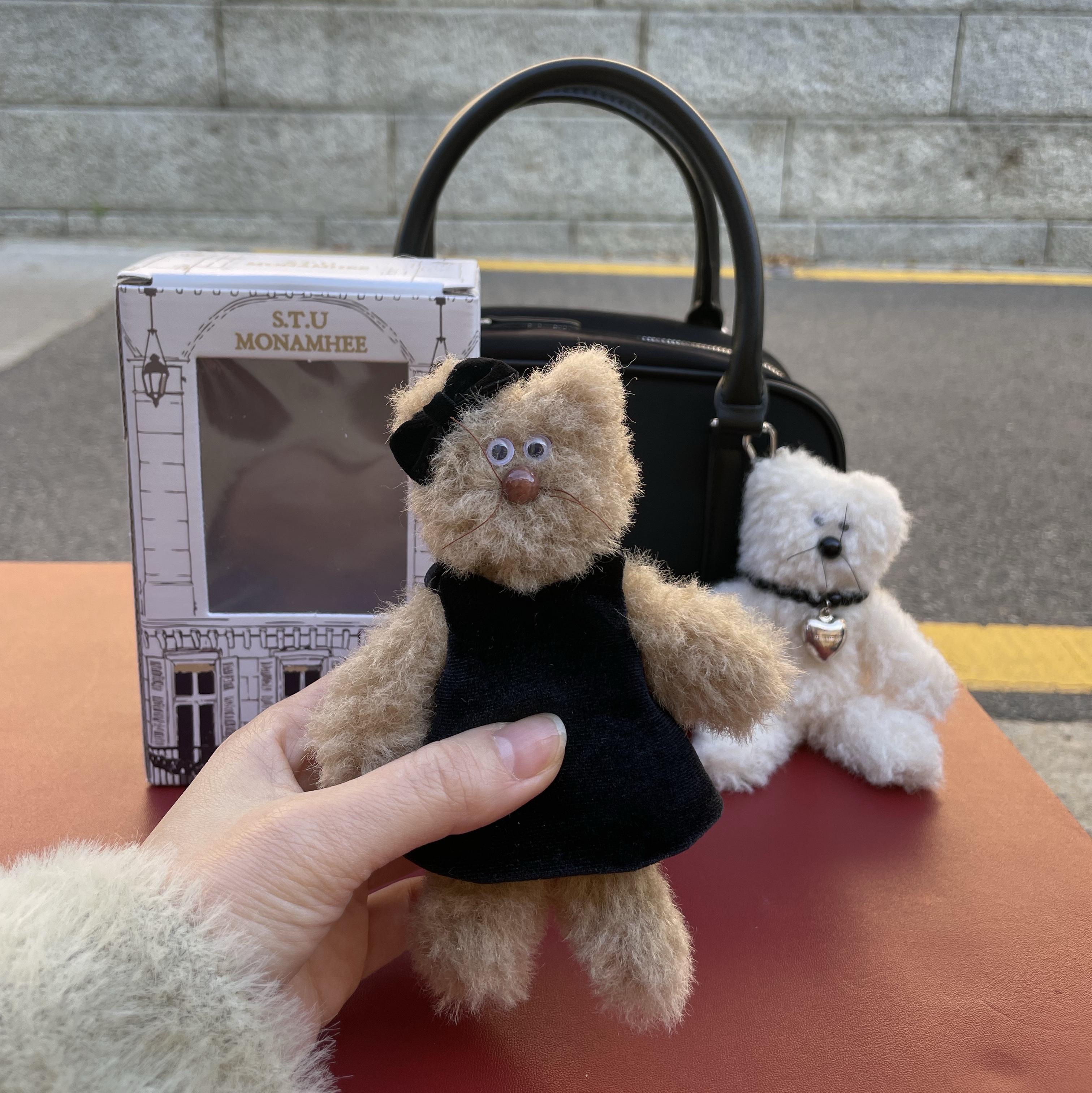 Monamhee x STU Coco Brown, Monamhee Creami Keyring Cream - KREAM Exclusive 착용 스타일 - 1