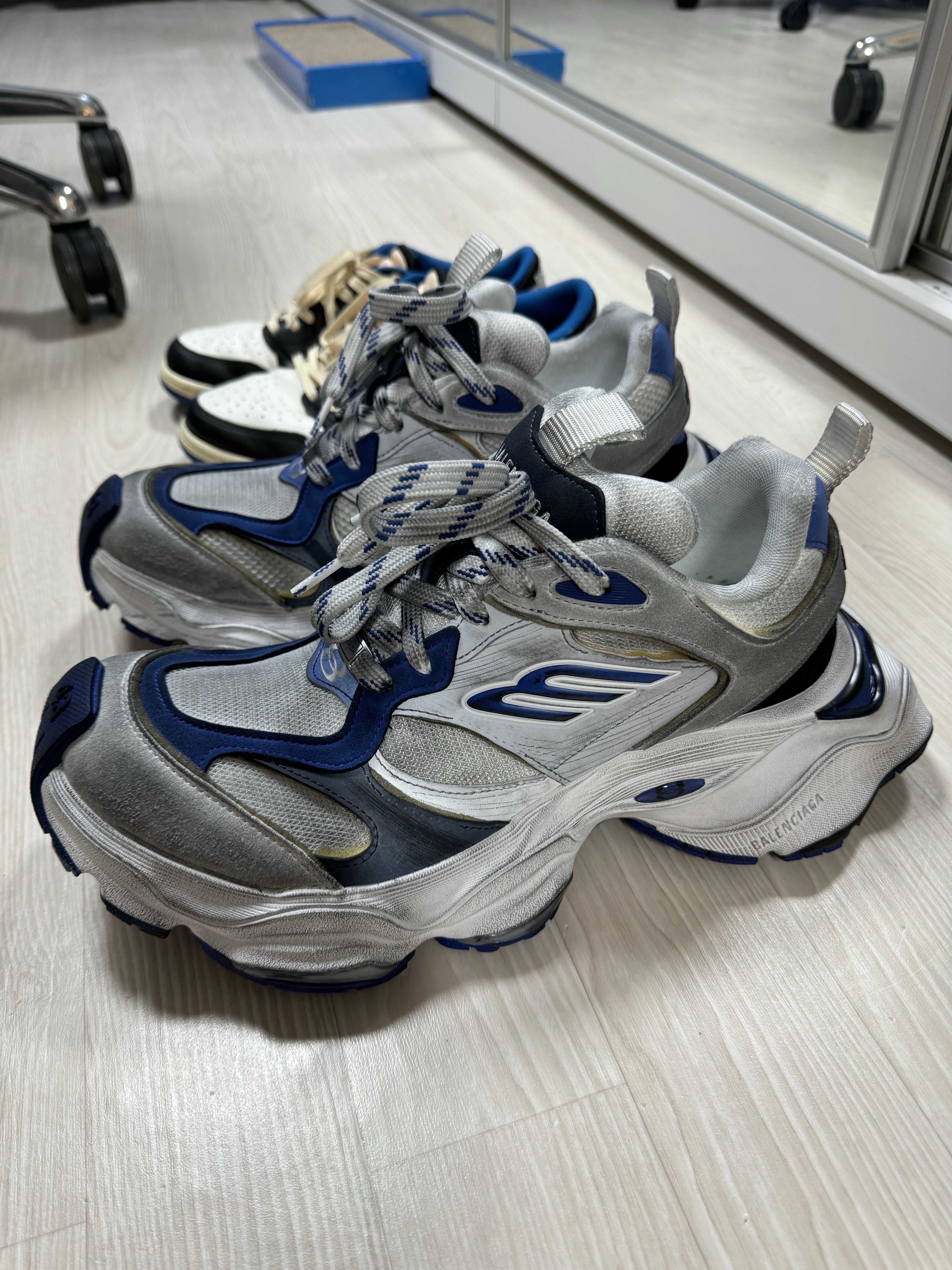 Jordan 1 x Travis Scott x Fragment Retro Low OG SP Military Blue, Balenciaga Cargo Sneakers Grey White Blue 착용 스타일 - 1