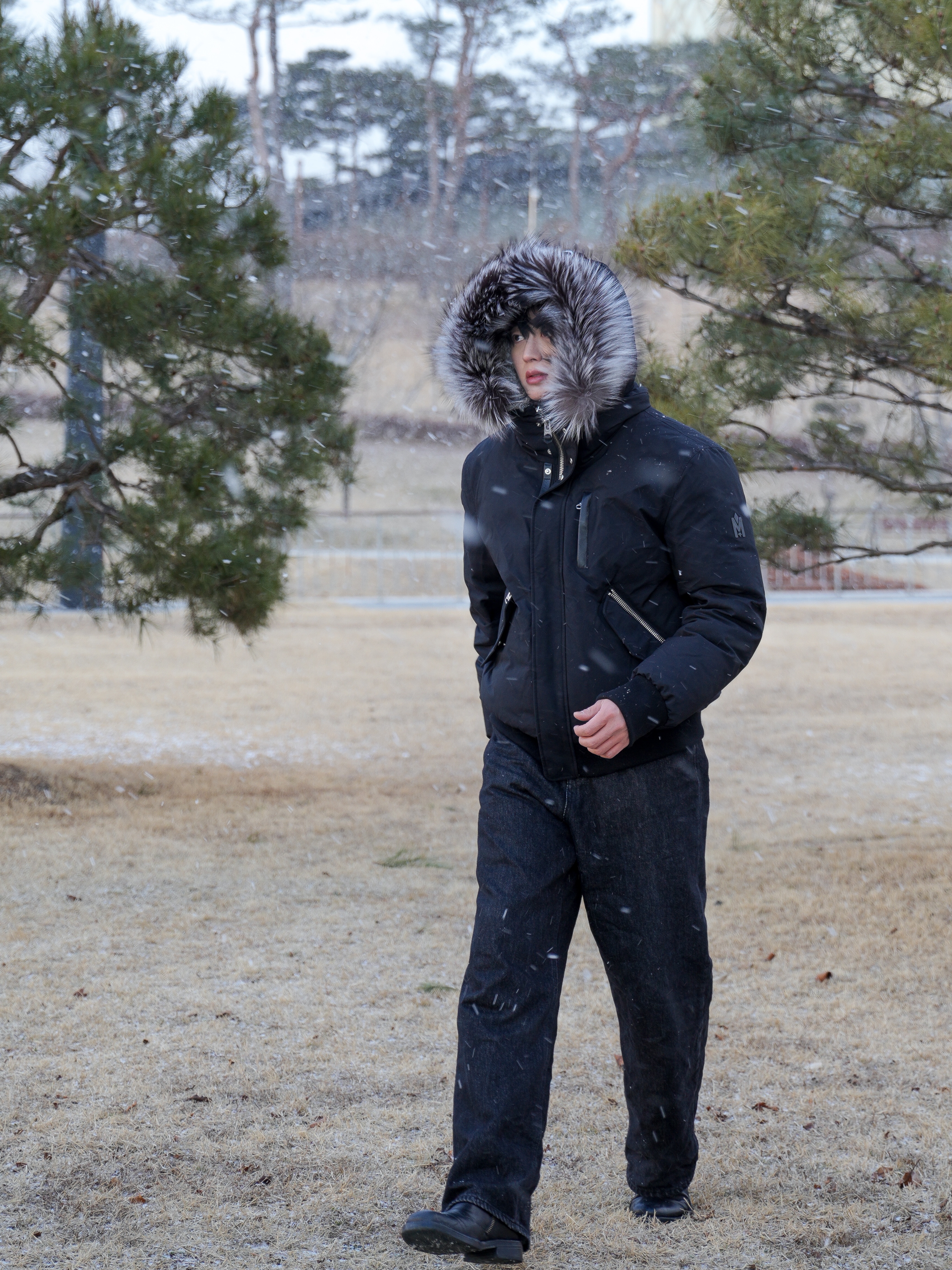 Kinchi Oddly - 701 (a) Black, Mackage Edward 2-In-1 Down Parka with Hooded Bib and Silver Fox Fur Black Silver 착용 스타일 - 1
