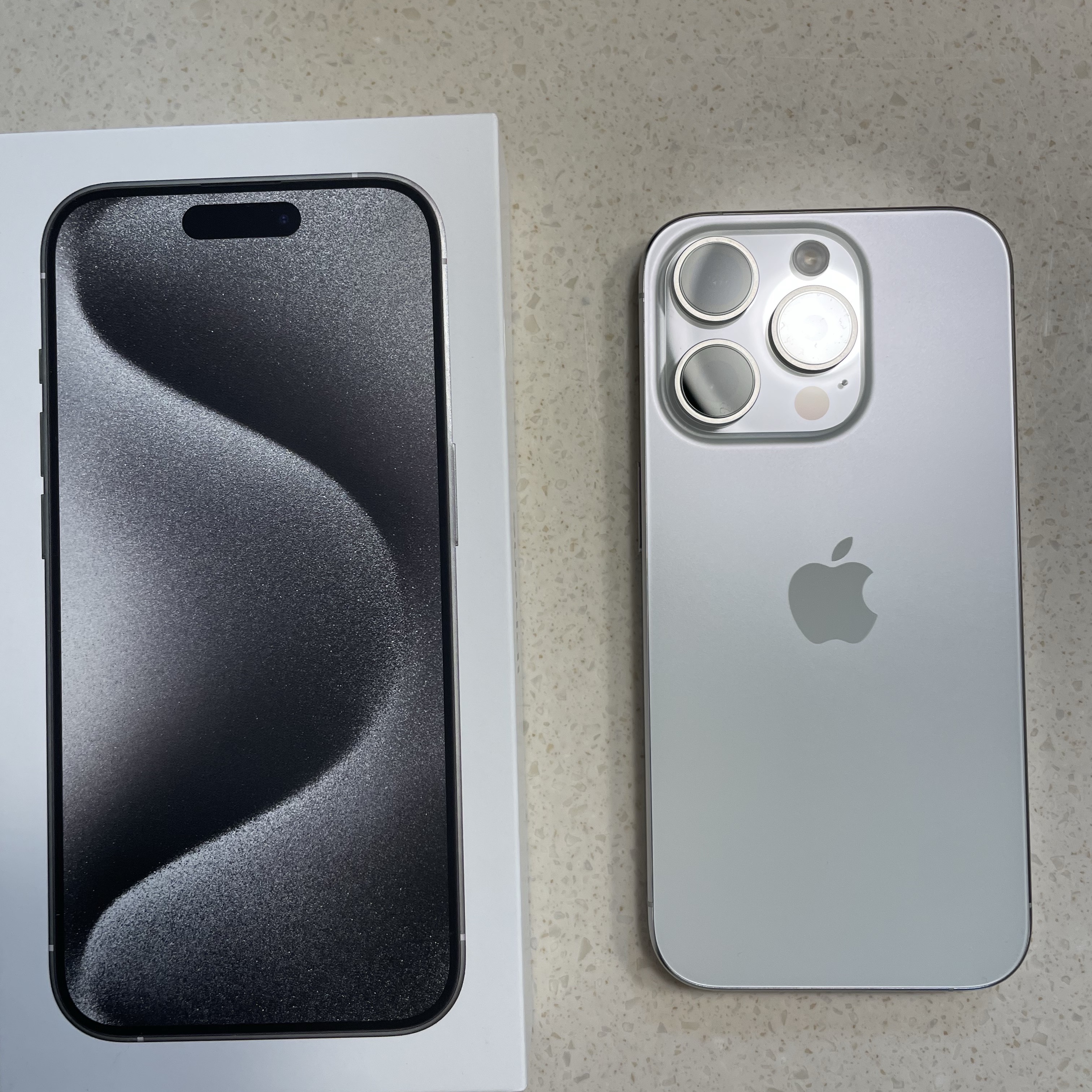 Apple iPhone 15 Pro 128GB White Titanium (Korean Ver.) 착용 스타일