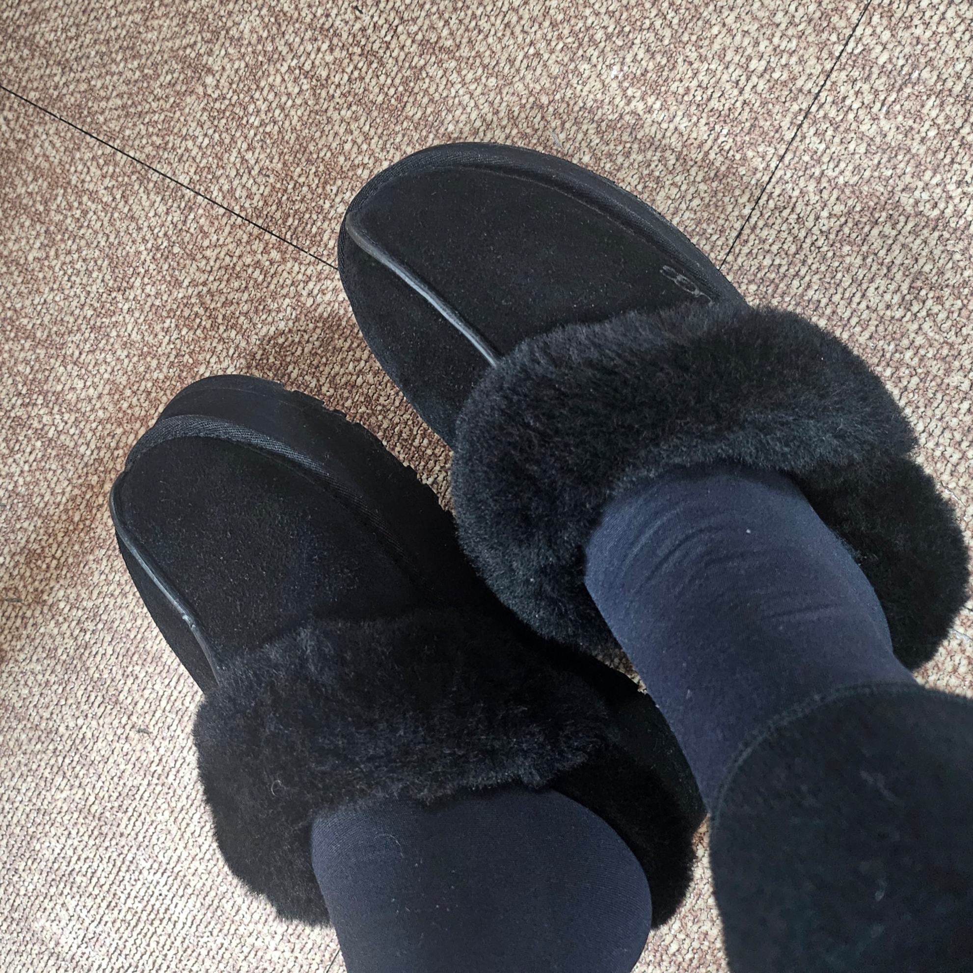 (W) UGG Disquette Slipper Black 착용 스타일