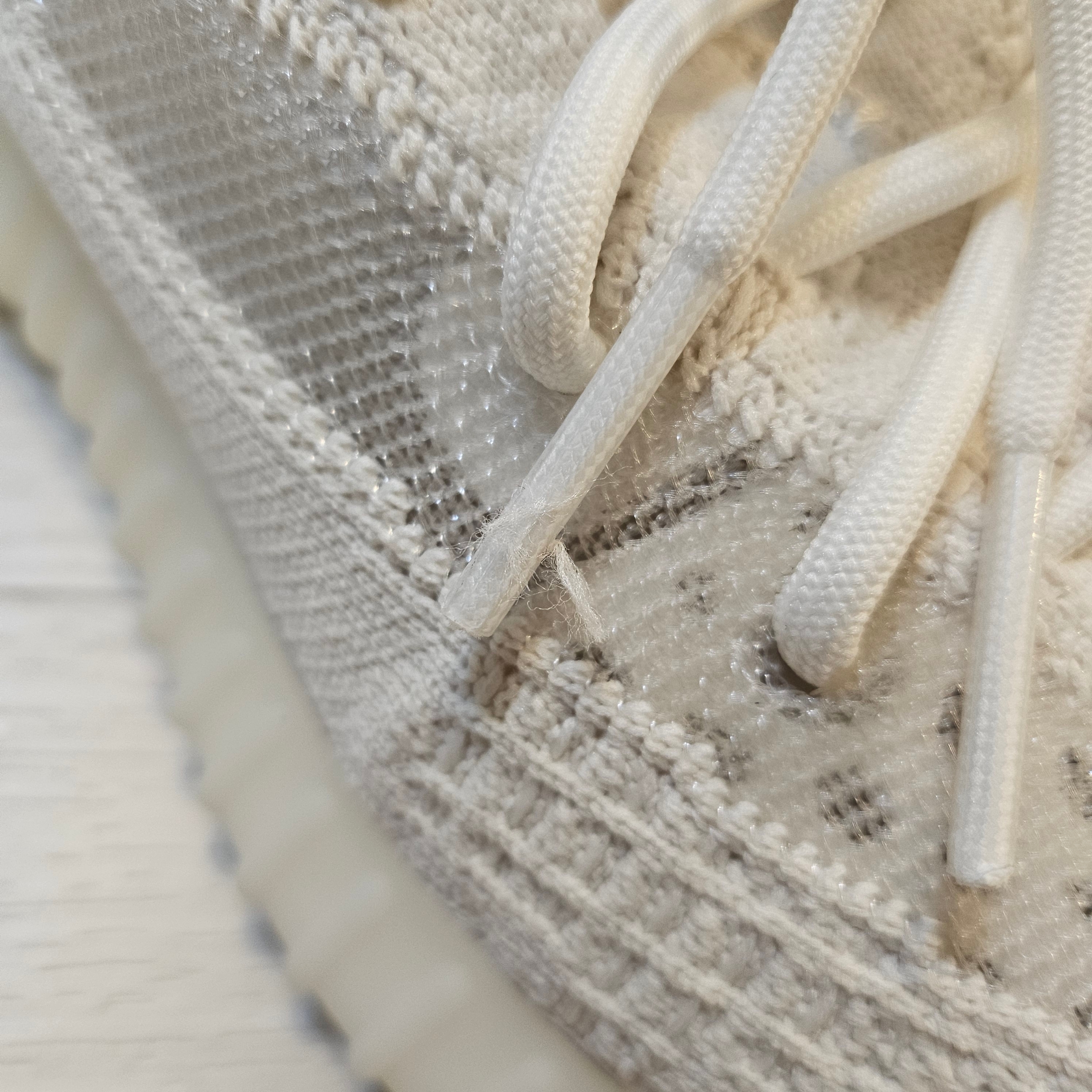 Adidas Yeezy Boost 350 V2 Bone 착용 스타일