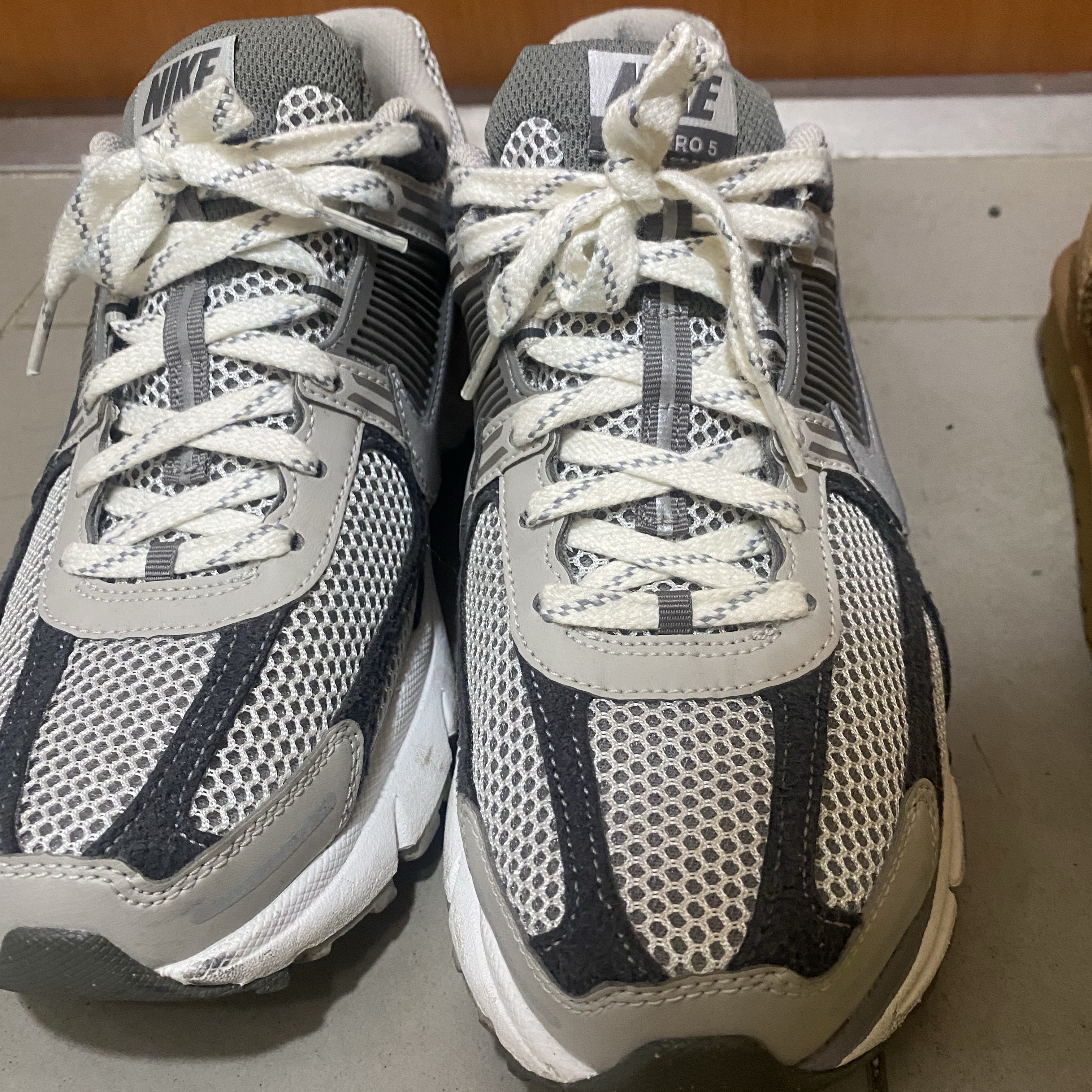 Nike Zoom Vomero 5 PRM Light Iron Ore and Flat Fewter 착용 스타일