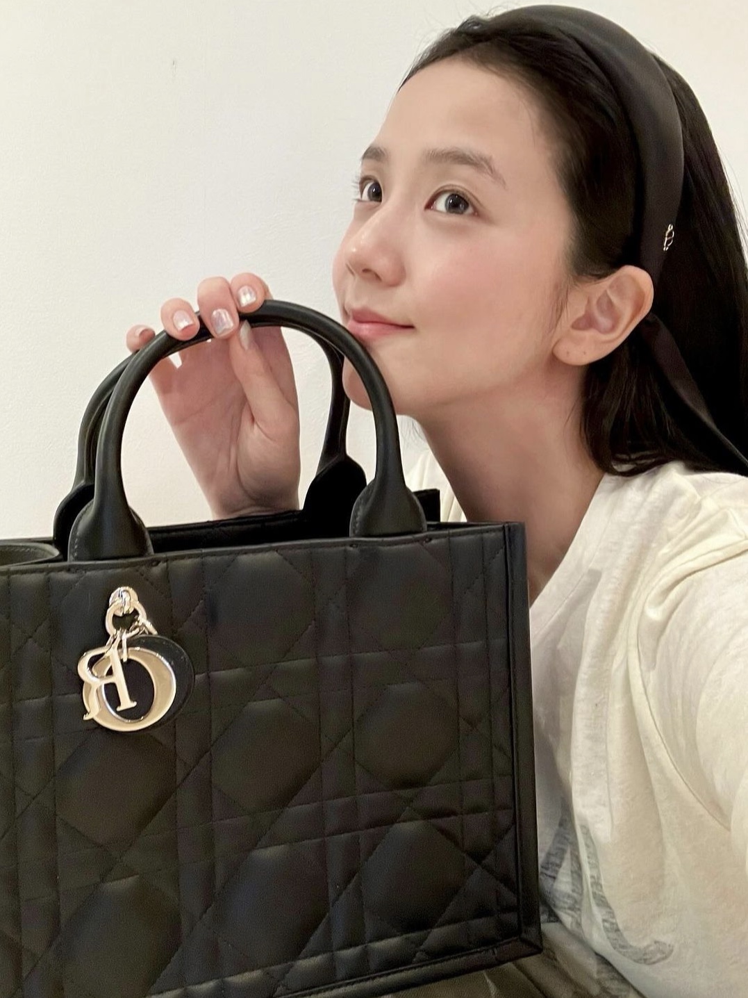Dior Small Book Tote Macrocannage Calf Skin Black 착용 스타일