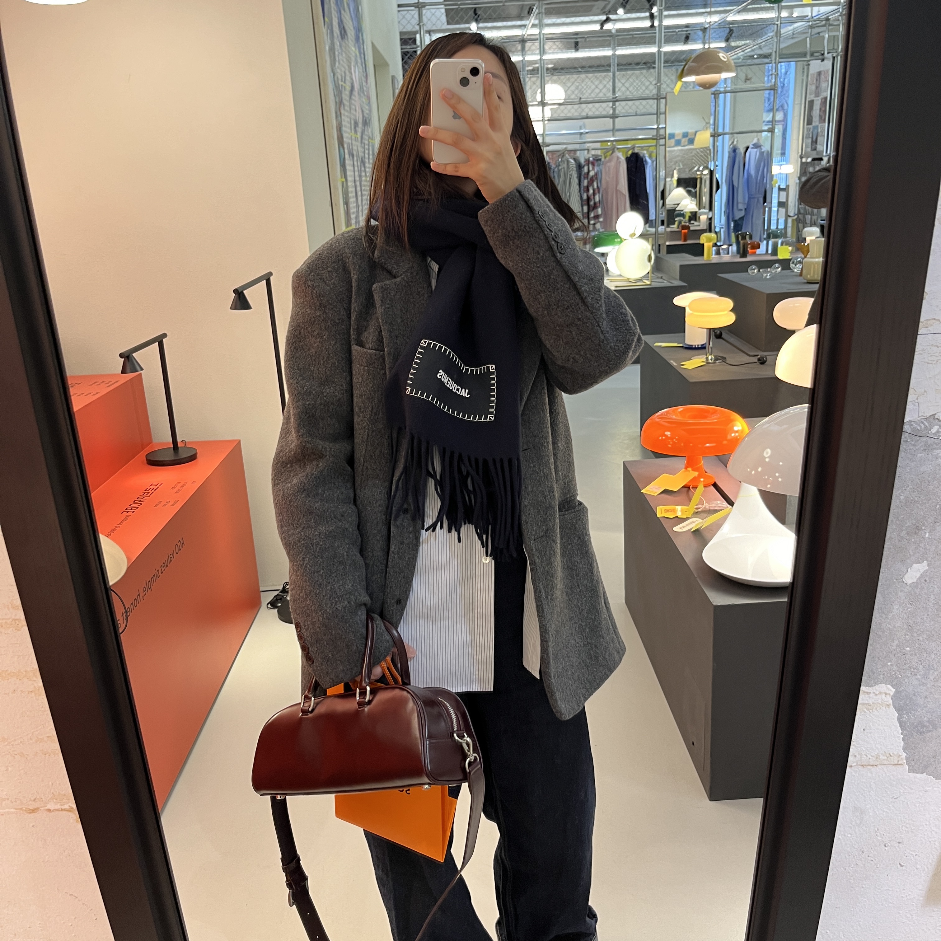 Jacquemus Lecharpe Fringe Logo Patch Scarf Navy 착용 스타일