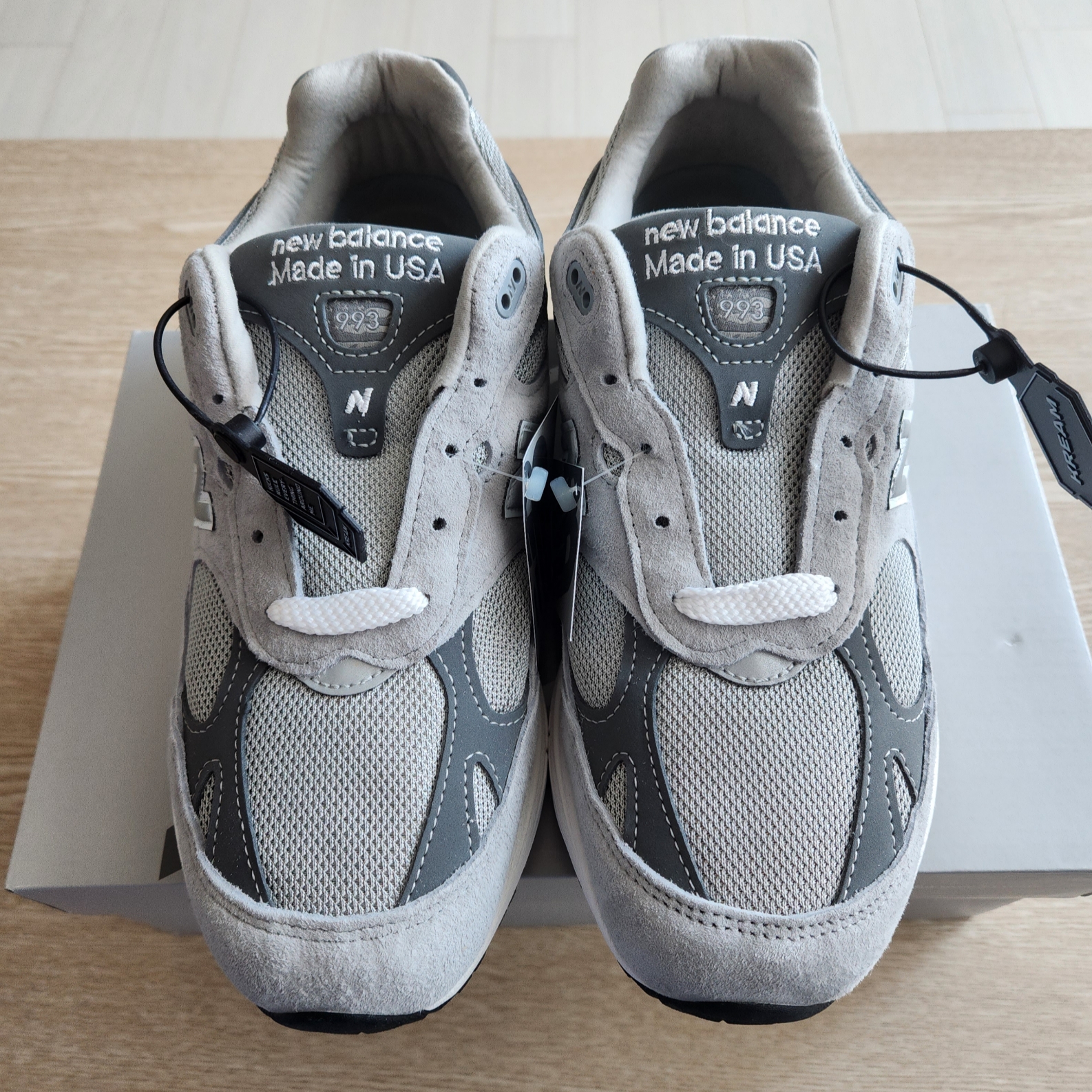 (W) New Balance 993 Made in USA Grey - D Wide 착용 스타일 - 3