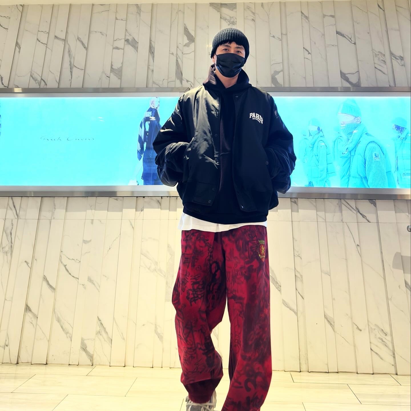 Sacai x Carhartt WIP Beanie Black, Balenciaga Skater Baggy Sweatpants Red 착용 스타일 - 2