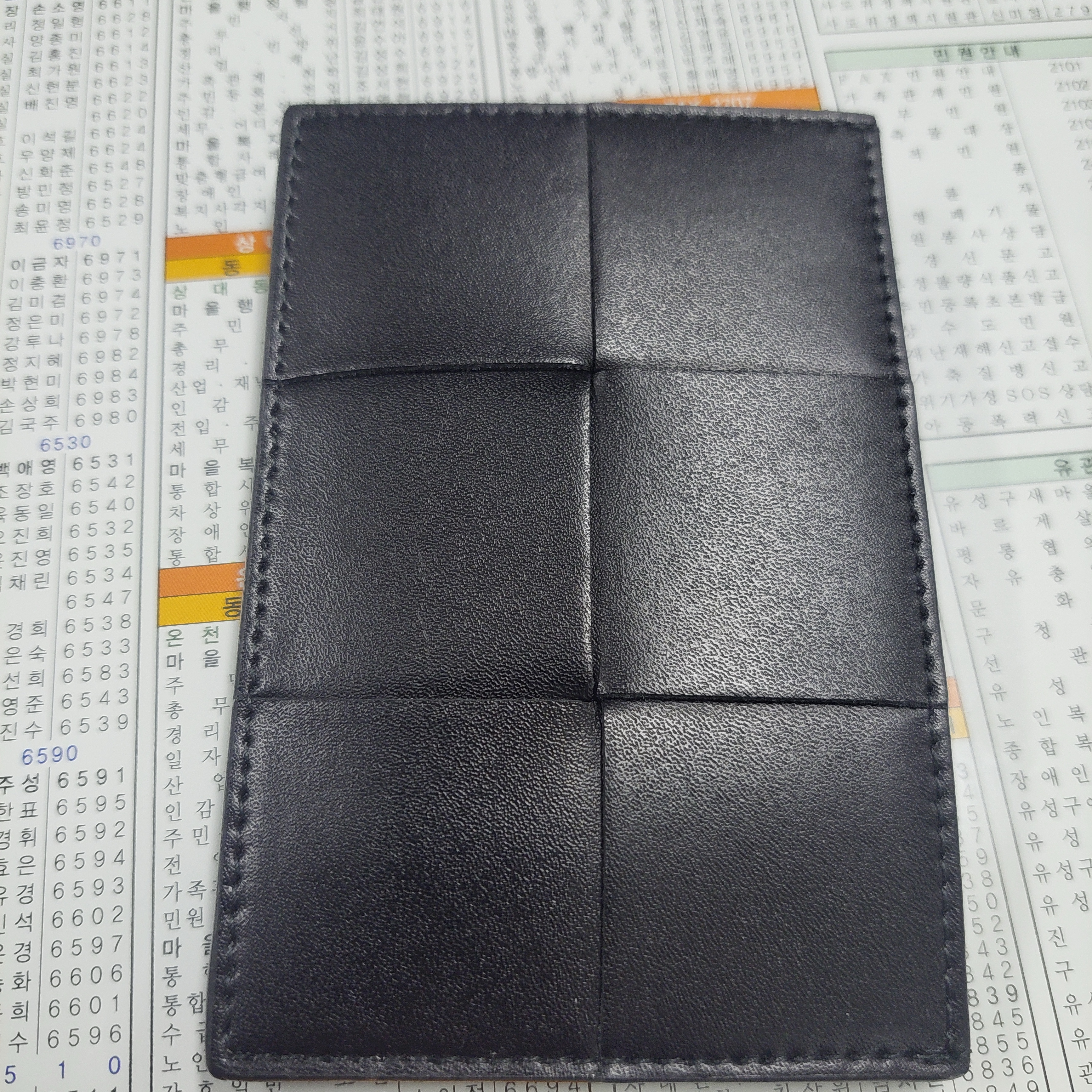 Bottega Veneta Credit Card Case Calfskin Black 착용 스타일