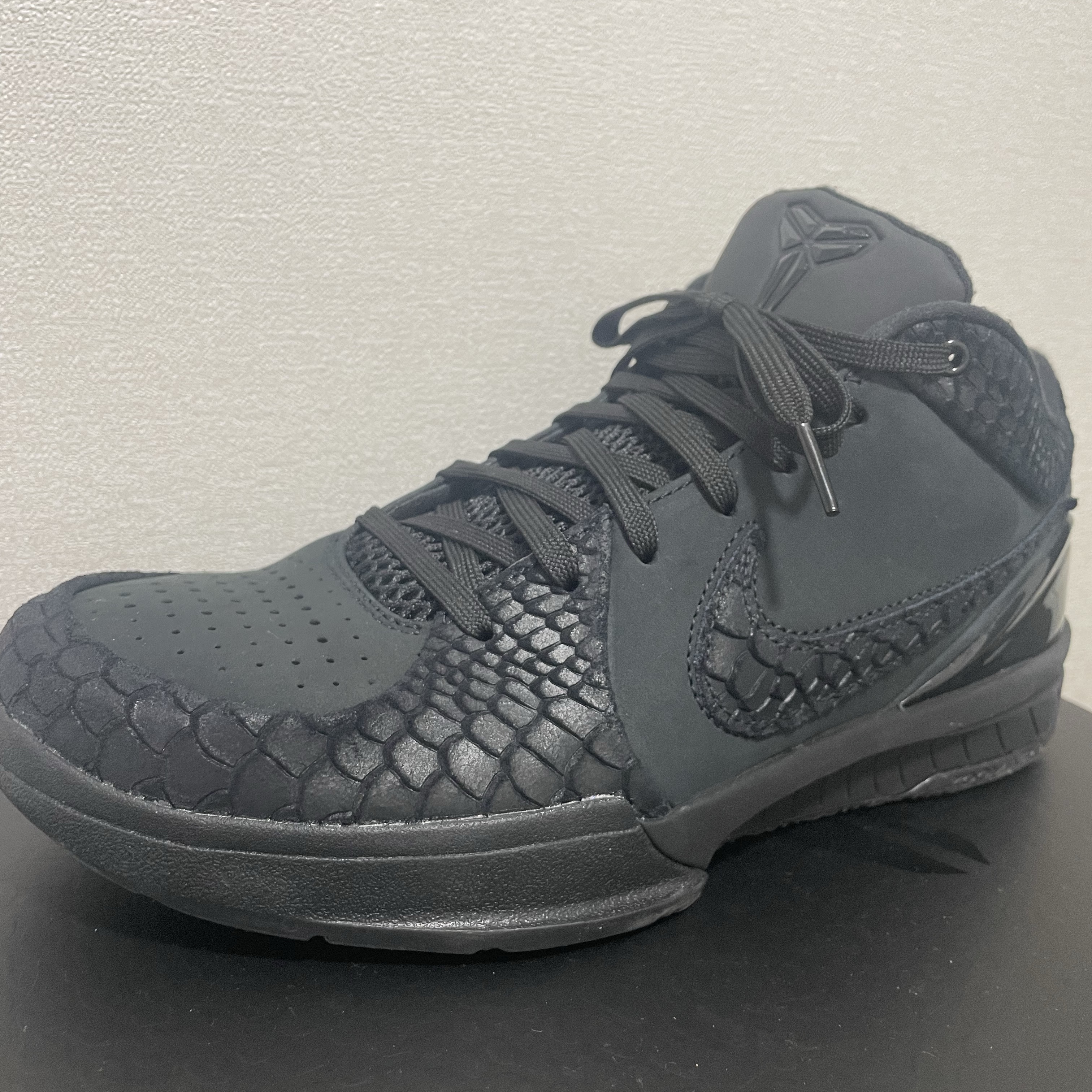 Nike Kobe 4 Protro Black University Gold 착용 스타일