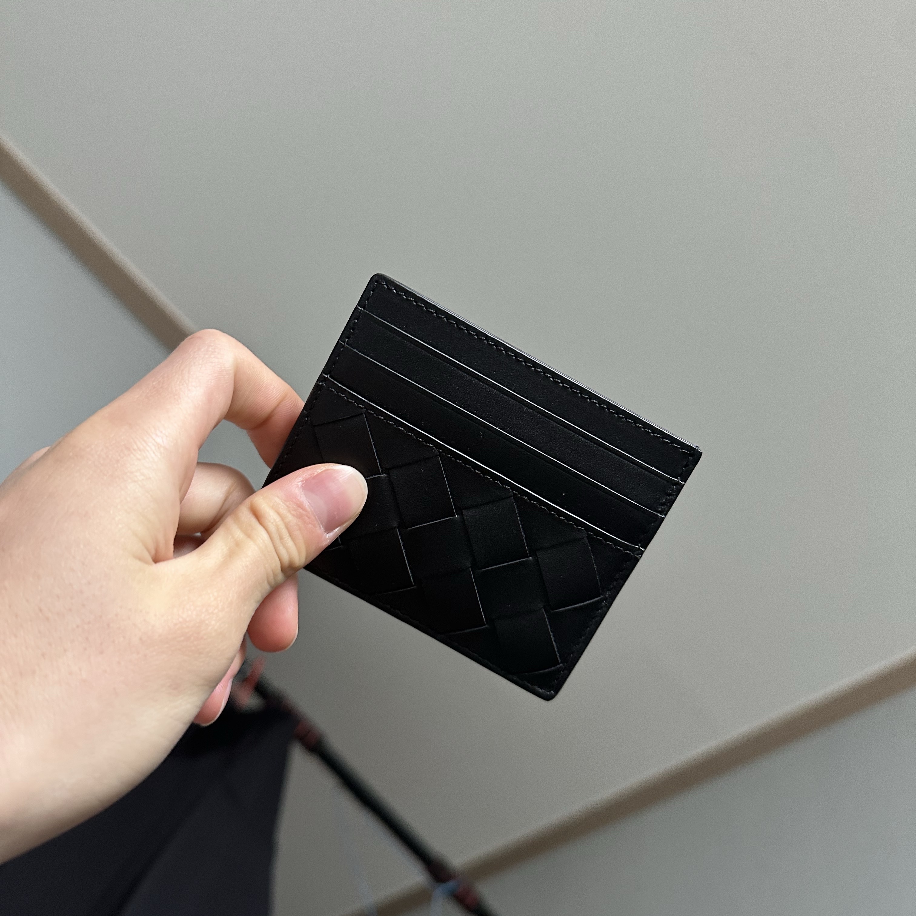 Bottega Veneta Card Case Black 착용 스타일