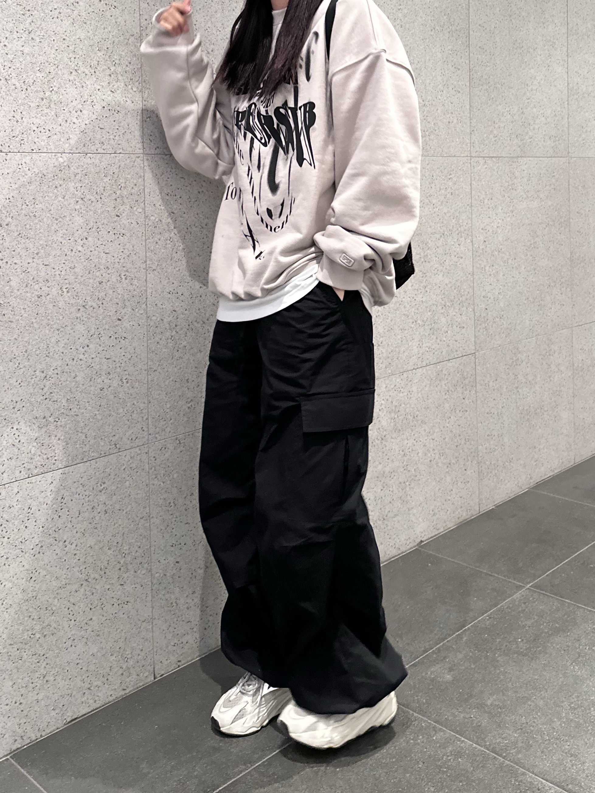 Adidas Yeezy Boost 700 V2 Static 2018, Supreme Mesh Small Backpack Black - 23SS 착용 스타일 - 3