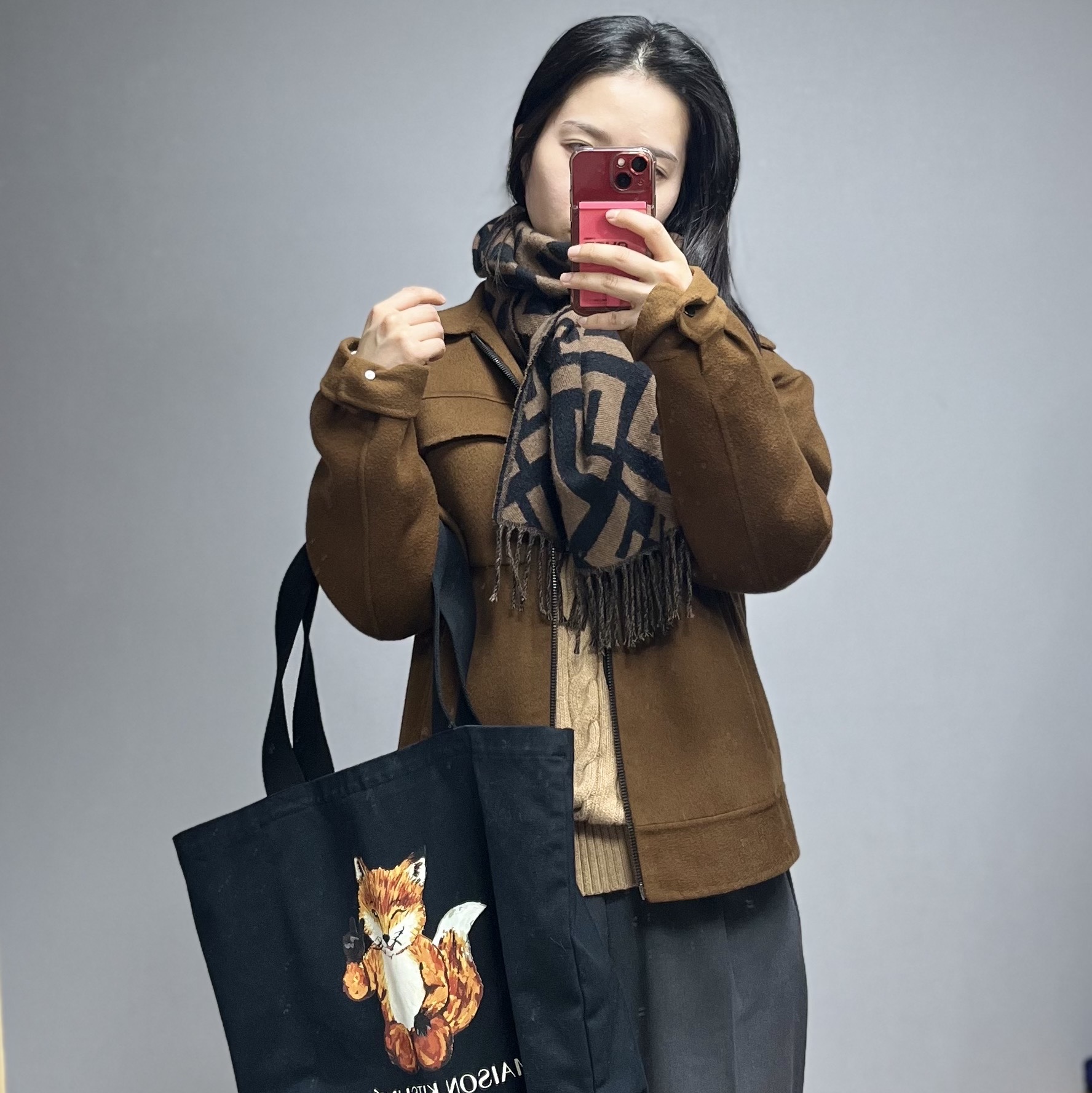 메종 키츠네 올 라잇 폭스 토트백 블랙, 펜디 캐시미어 스카프 페일 그레이 착용 스타일