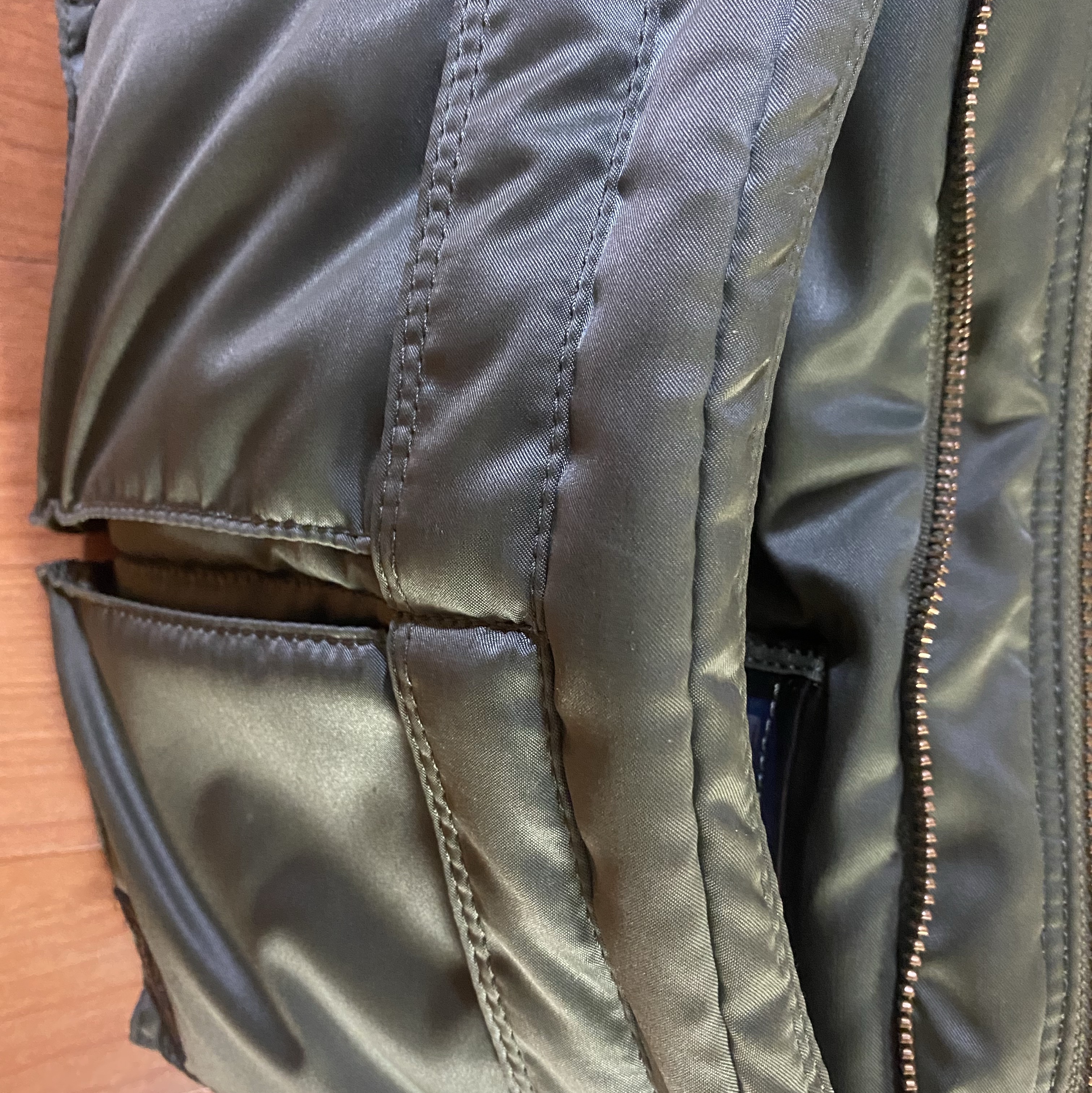 Porter Tanker Shoulder Bag L Sage Green 착용 스타일