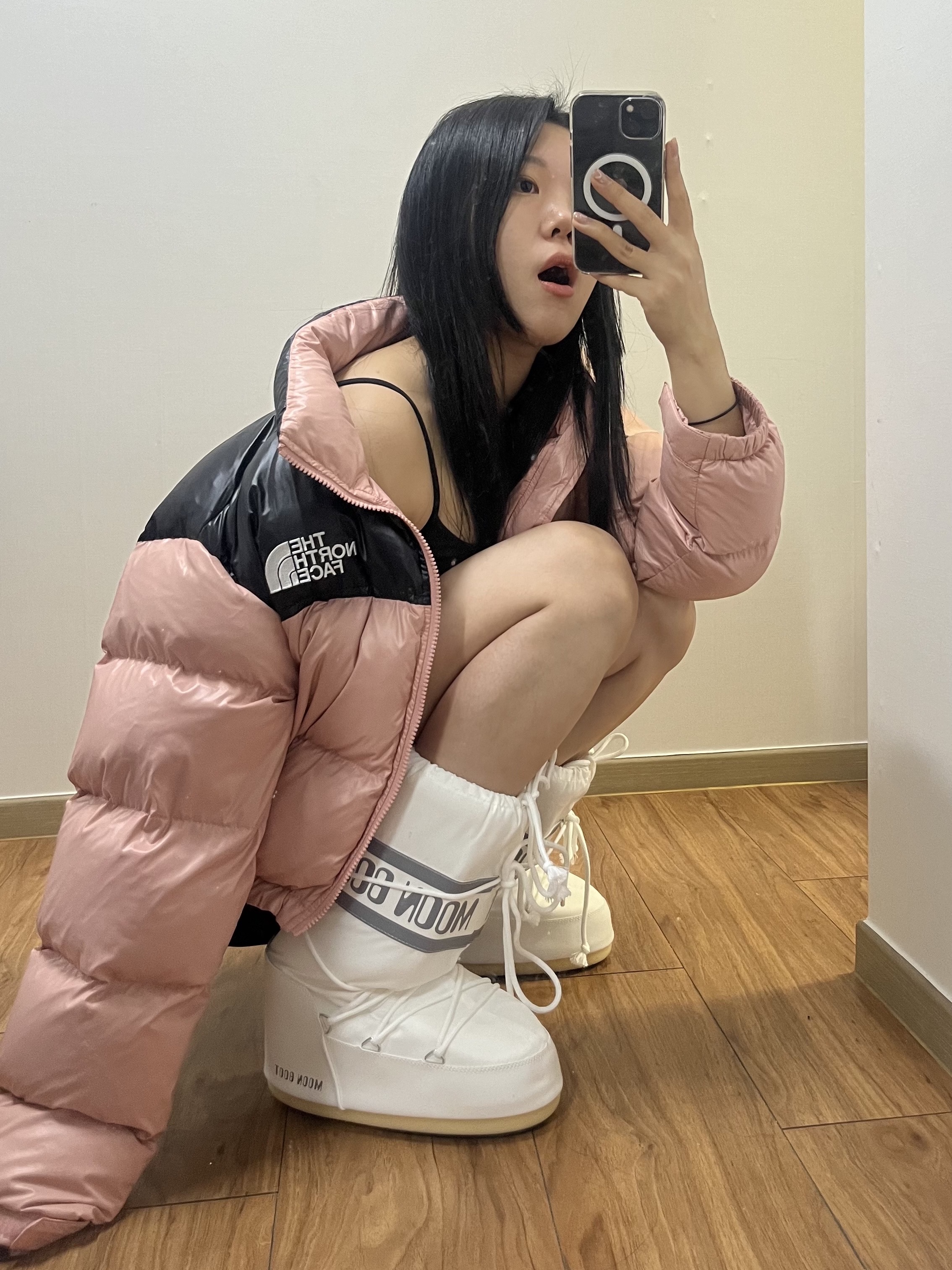 (W) Moon Boot Icon Nylon Boots White, (W) The North Face Nuptse Short Jacket Rose Tan 착용 스타일 - 2
