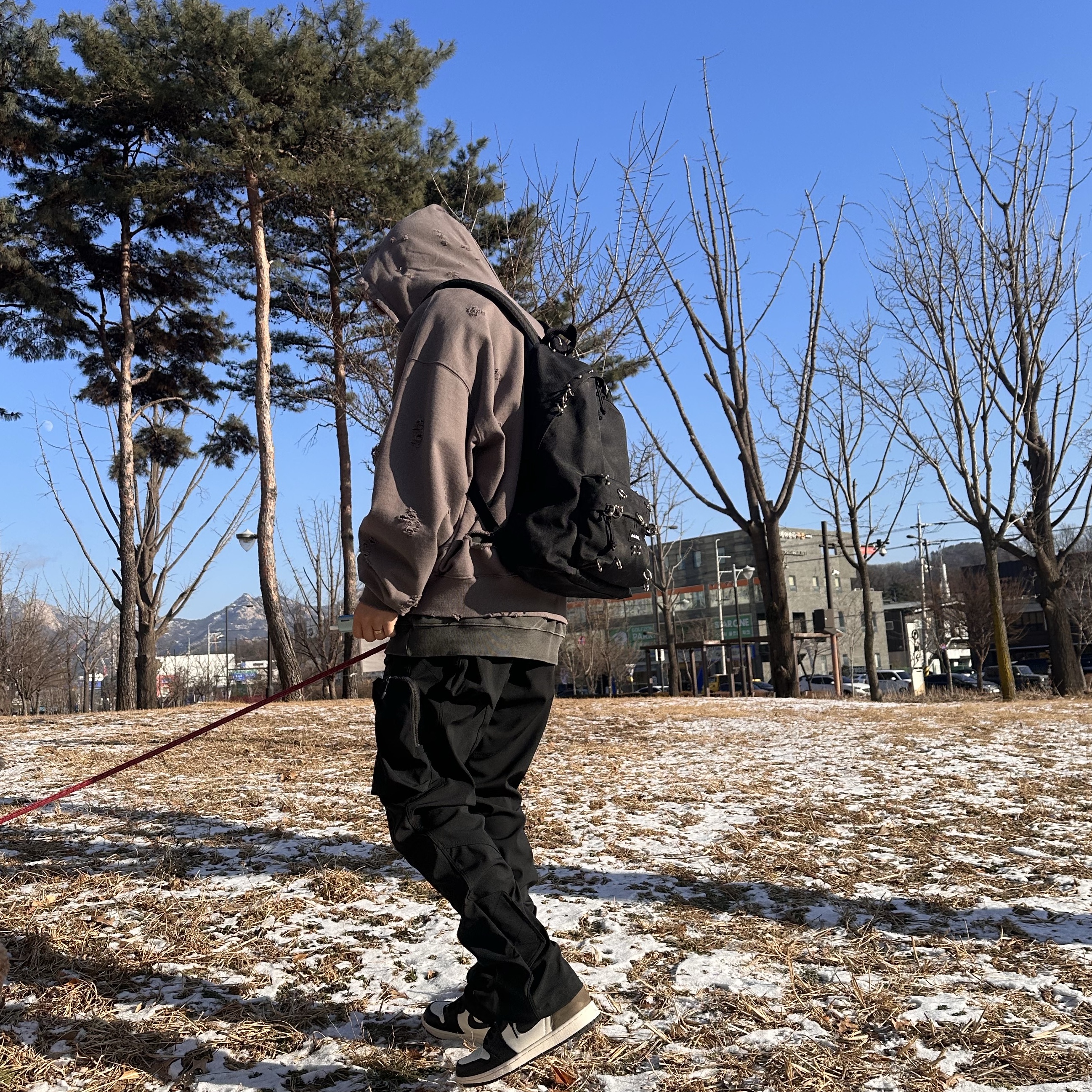 Jordan 1 Retro High OG Black Mocha, Balenciaga Explorer Backpack with Piercings Black 착용 스타일 - 1